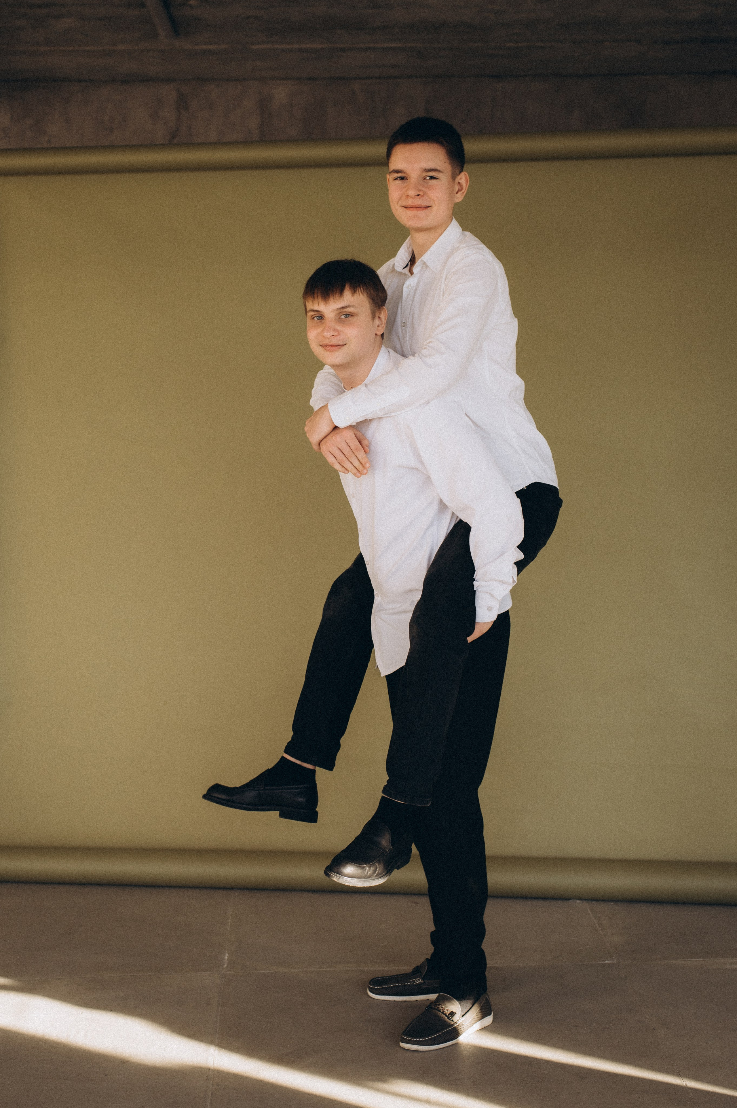 Фотосесія випускників, фотосесія на віньєтки Тернопіль, випускники Тернопіль, випуск 2025. Сімейний, дитячий та індивідуальний фотограф в м. Тернопіль, м. Львів