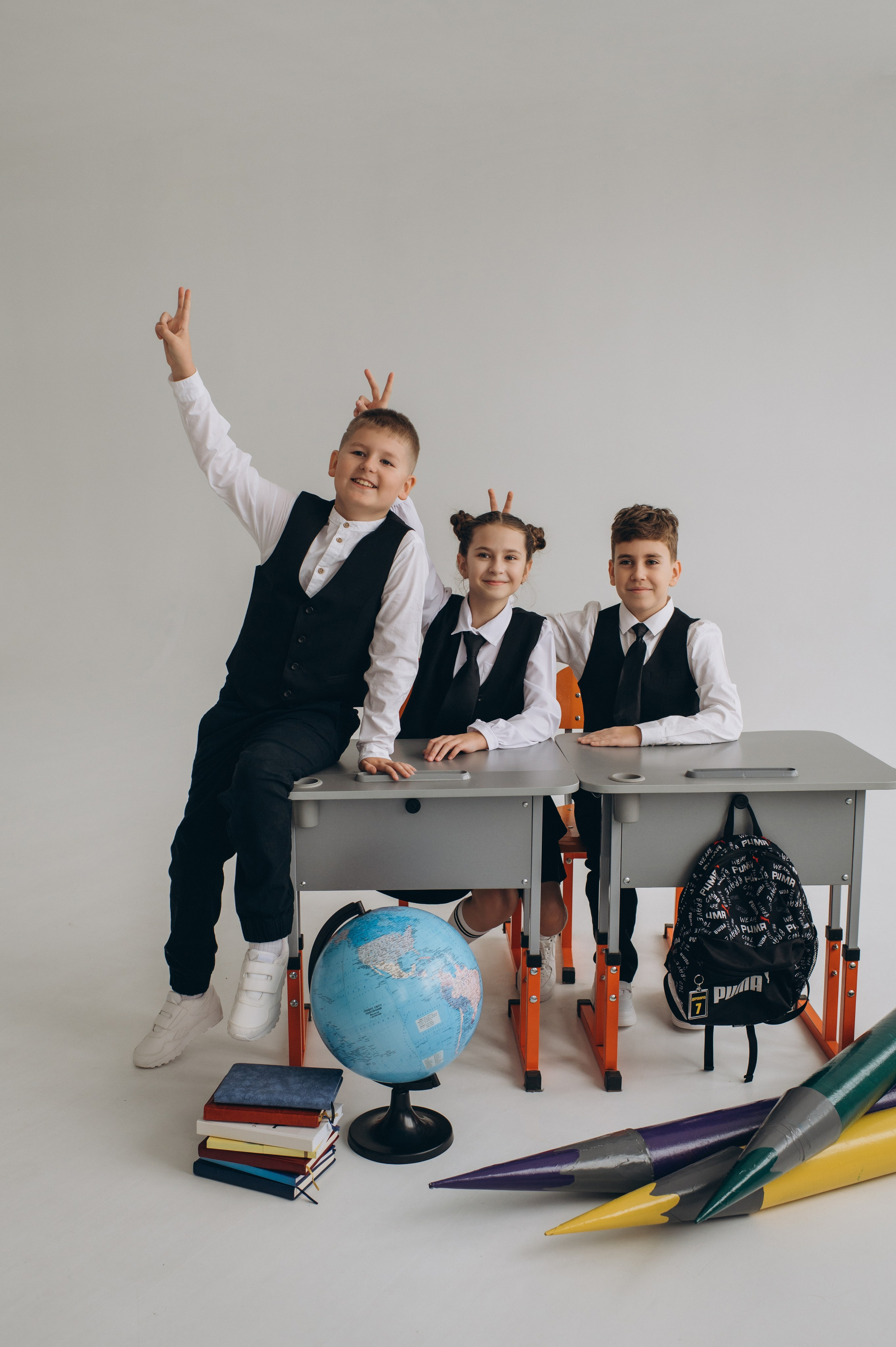 Фотосесія школярів у студії на шкільні фотоальбоми віньєтки Тернопіль, фотосесія випускників Тернопіль, шкільні фотокниги Тернопіль. Сімейний, дитячий та індивідуальний фотограф в м. Тернопіль, м. Львів