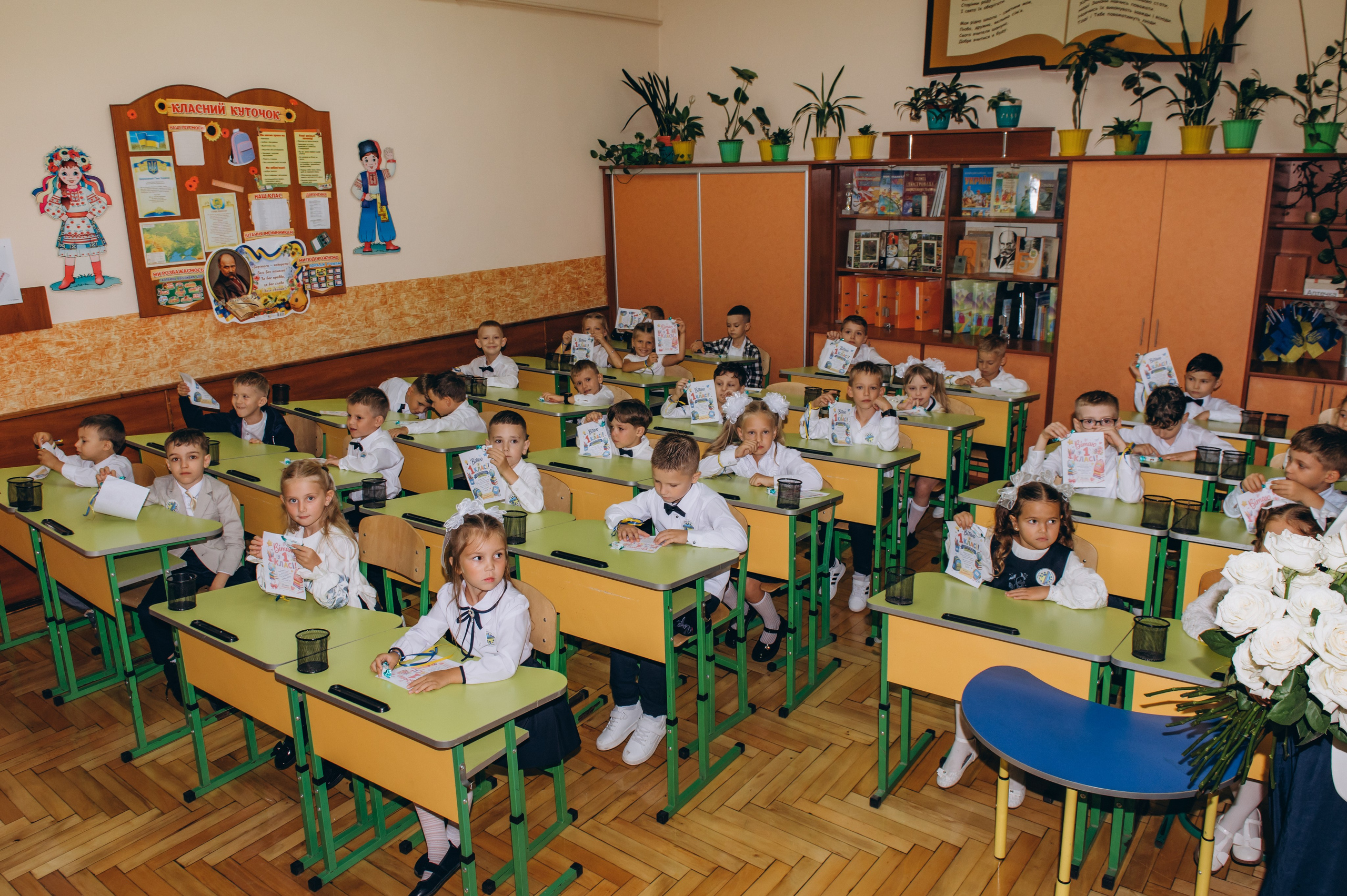 Учні першого класу заходять до класу після урочистої лінійки.