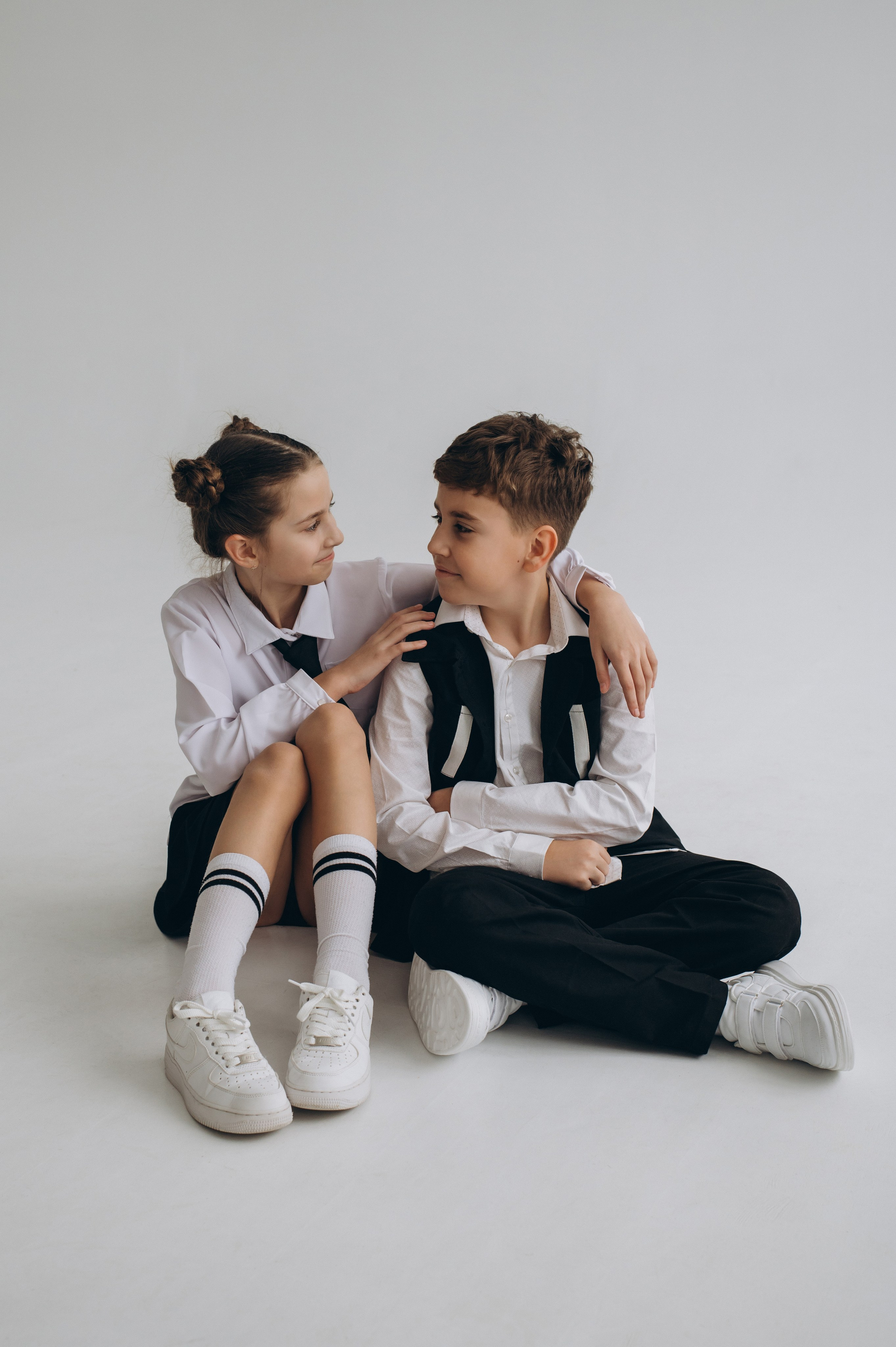 Фотосесія школярів у студії на шкільні фотоальбоми віньєтки Тернопіль, фотосесія випускників Тернопіль, шкільні фотокниги Тернопіль. Сімейний, дитячий та індивідуальний фотограф в м. Тернопіль, м. Львів