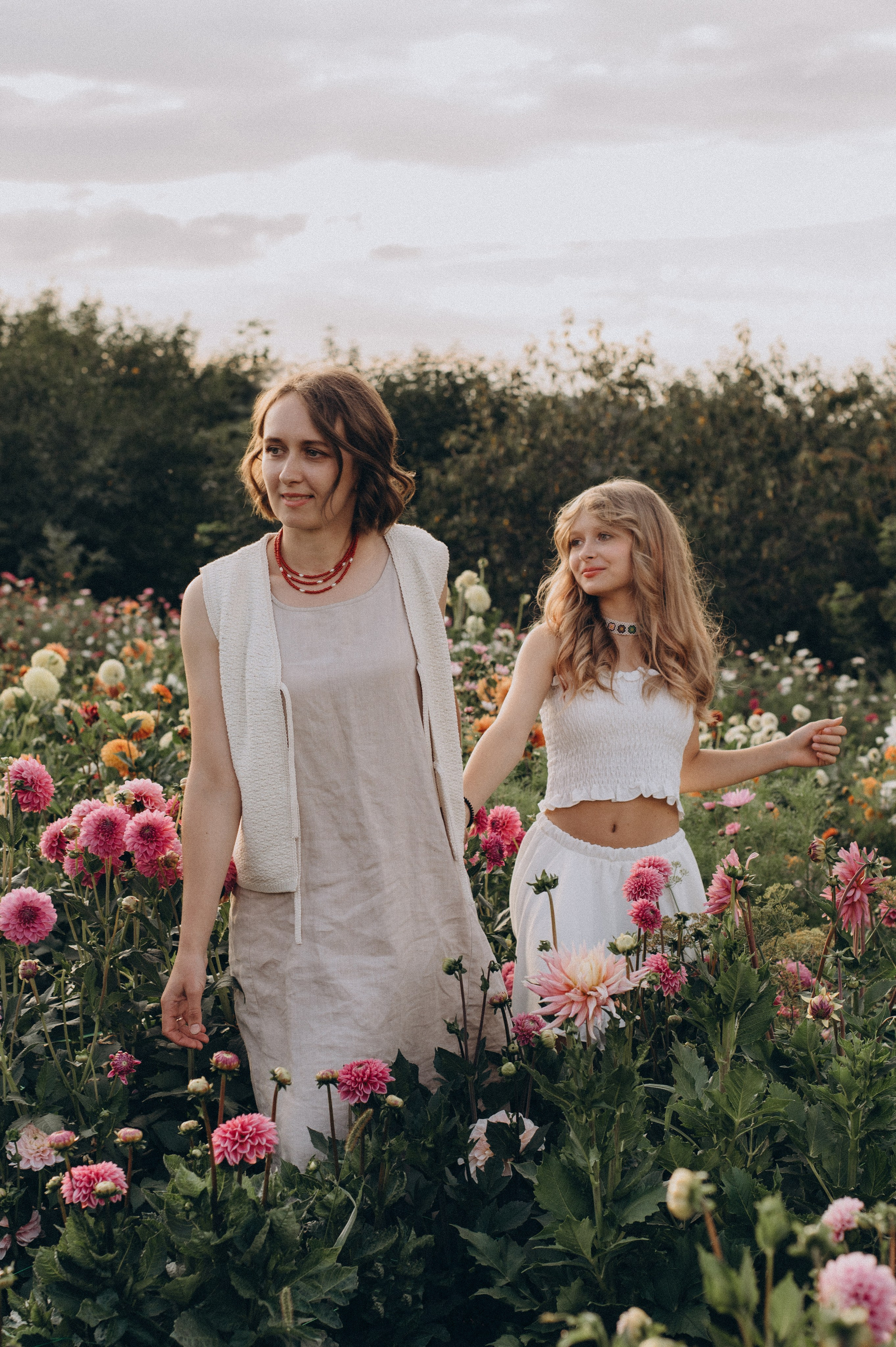 Сімейна фотосесія мами і доньки, сімейний фотограф Тернопіль, портретний фотограф, сімейна фотосесія Тернопіль, фотосесія в жоржинах. Сімейний, дитячий та індивідуальний фотограф в м. Тернопіль, м. Львів