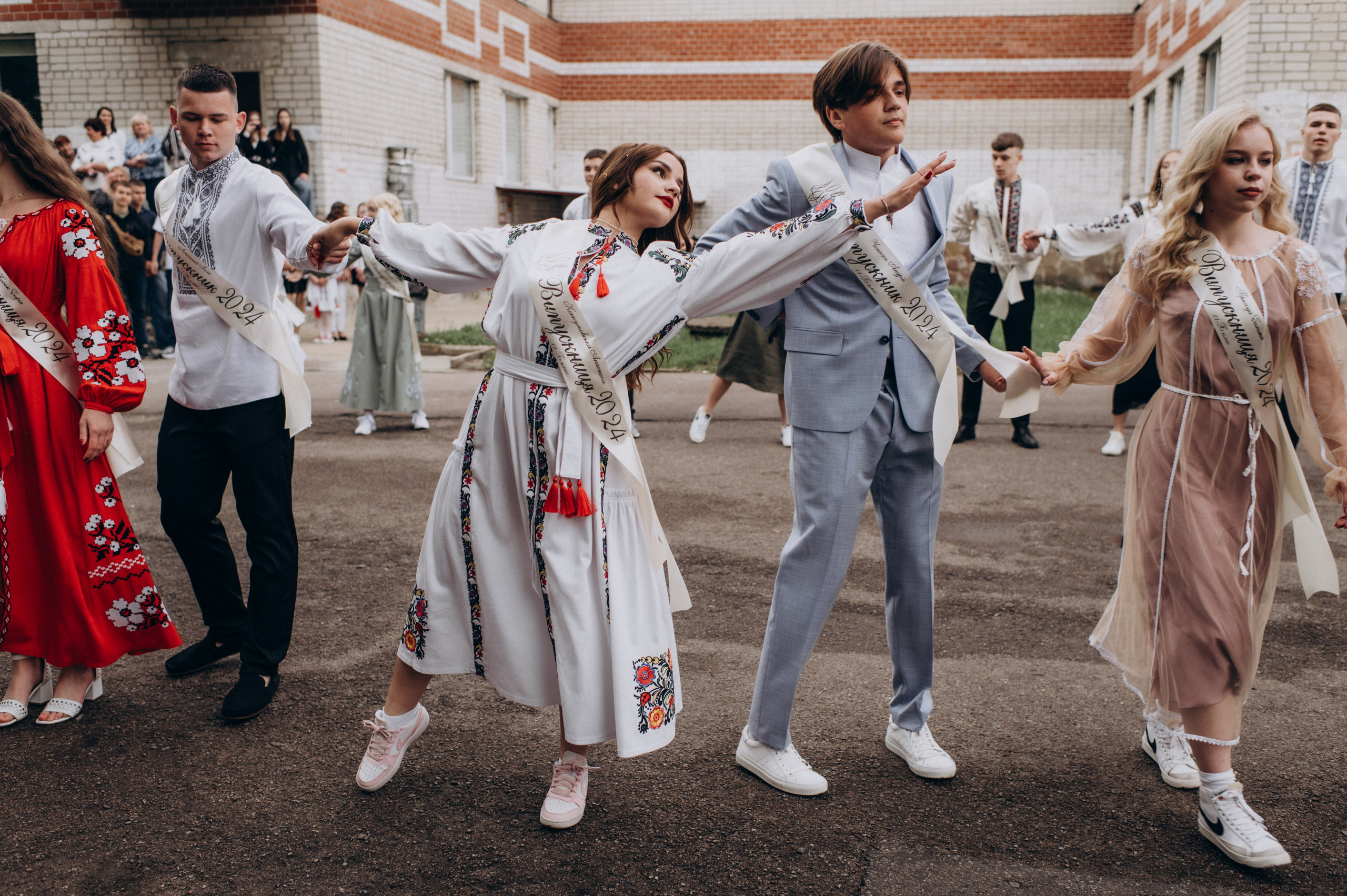 Фотосесія останнього дзвоника, фотосесія випускників Тернопіль, випускний 2024. Сімейний, дитячий та індивідуальний фотограф в м. Тернопіль, м. Львів