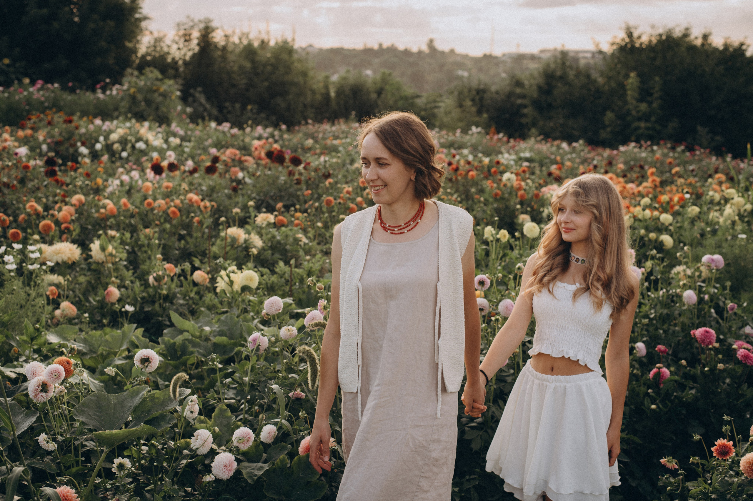 Сімейна фотосесія мами і доньки, сімейний фотограф Тернопіль, портретний фотограф, сімейна фотосесія Тернопіль, фотосесія в жоржинах. Сімейний, дитячий та індивідуальний фотограф в м. Тернопіль, м. Львів