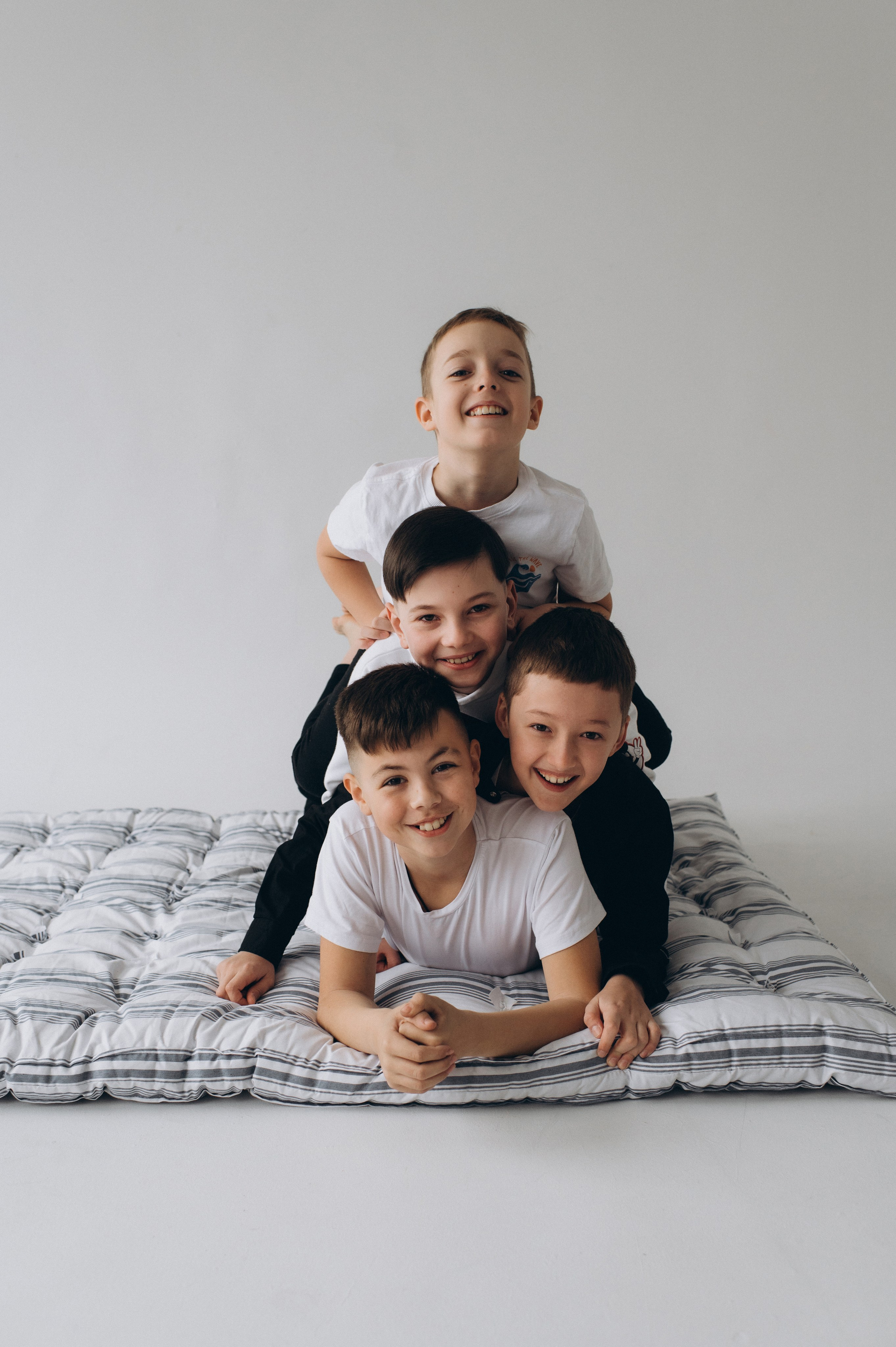 Шкільна фотосесія на віньєтки Тернопіль, шкільні альбоми, фотосесія випускників Тернопіль, випускний альбом, фотограф випускний Тернопіль. Сімейний, дитячий та індивідуальний фотограф в м. Тернопіль, м. Львів