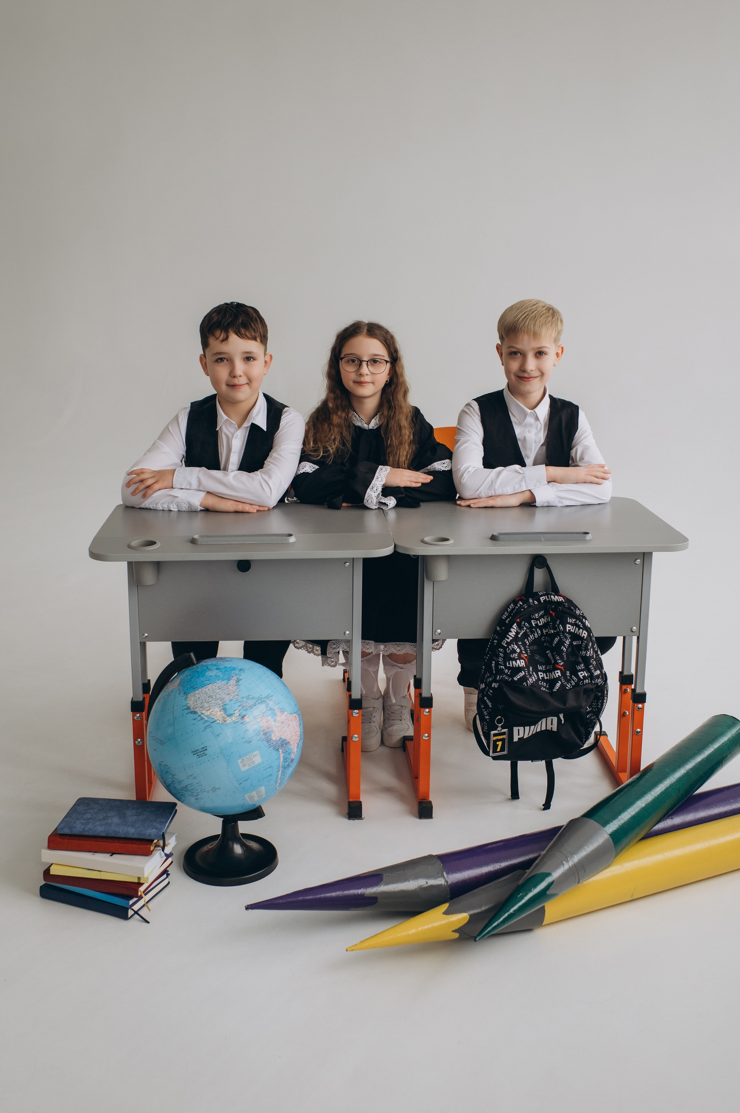 Фотосесія школярів у студії на шкільні фотоальбоми віньєтки Тернопіль, фотосесія випускників Тернопіль, шкільні фотокниги Тернопіль. Сімейний, дитячий та індивідуальний фотограф в м. Тернопіль, м. Львів