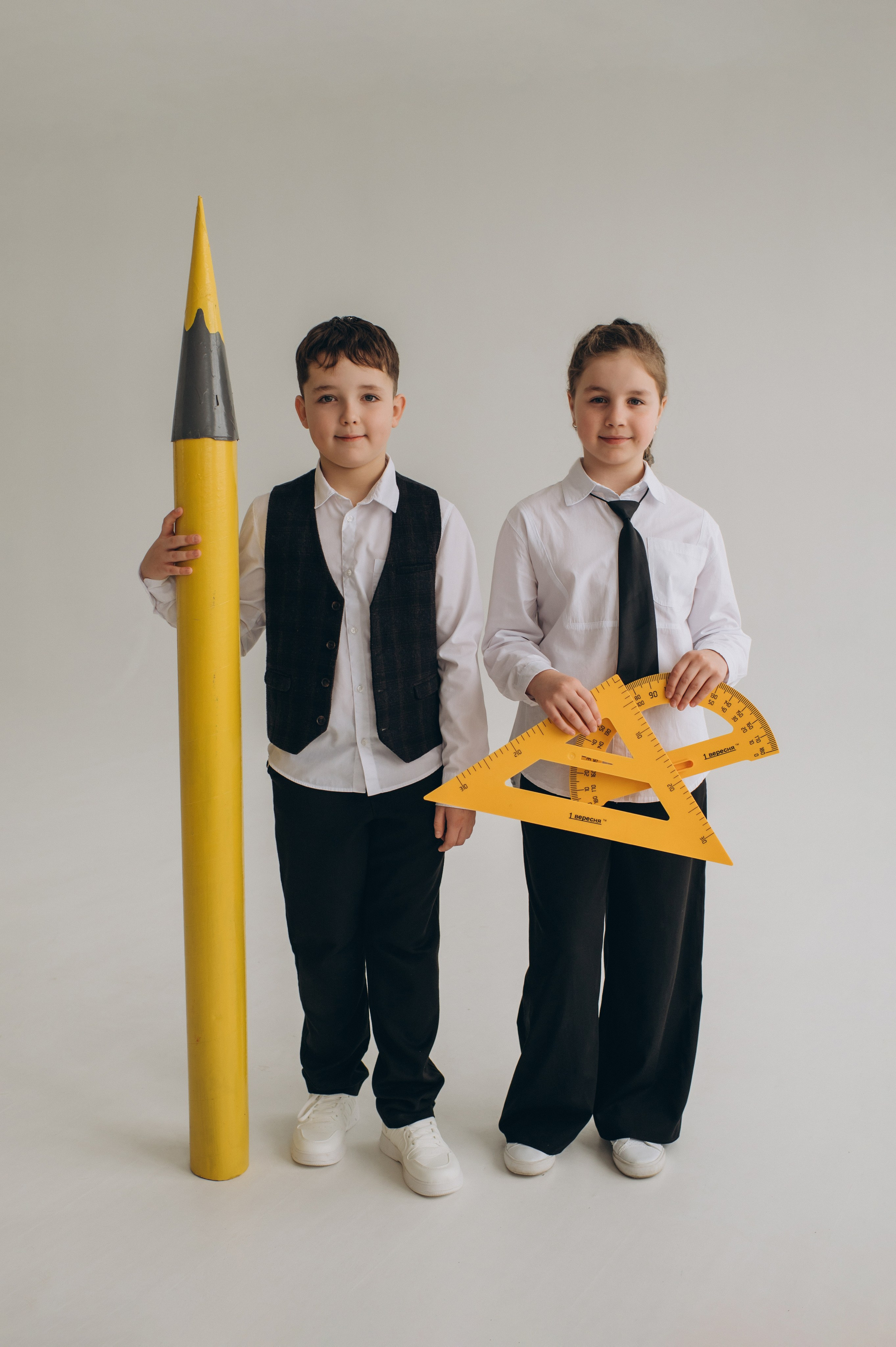 Фотосесія школярів у студії на шкільні фотоальбоми віньєтки Тернопіль, фотосесія випускників Тернопіль, шкільні фотокниги Тернопіль. Сімейний, дитячий та індивідуальний фотограф в м. Тернопіль, м. Львів