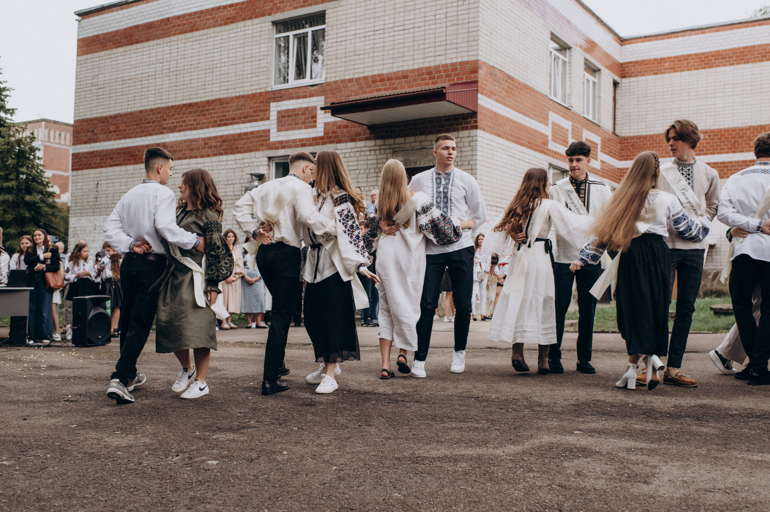 Фотосесія останнього дзвоника, фотосесія випускників Тернопіль, випускний 2024. Сімейний, дитячий та індивідуальний фотограф в м. Тернопіль, м. Львів