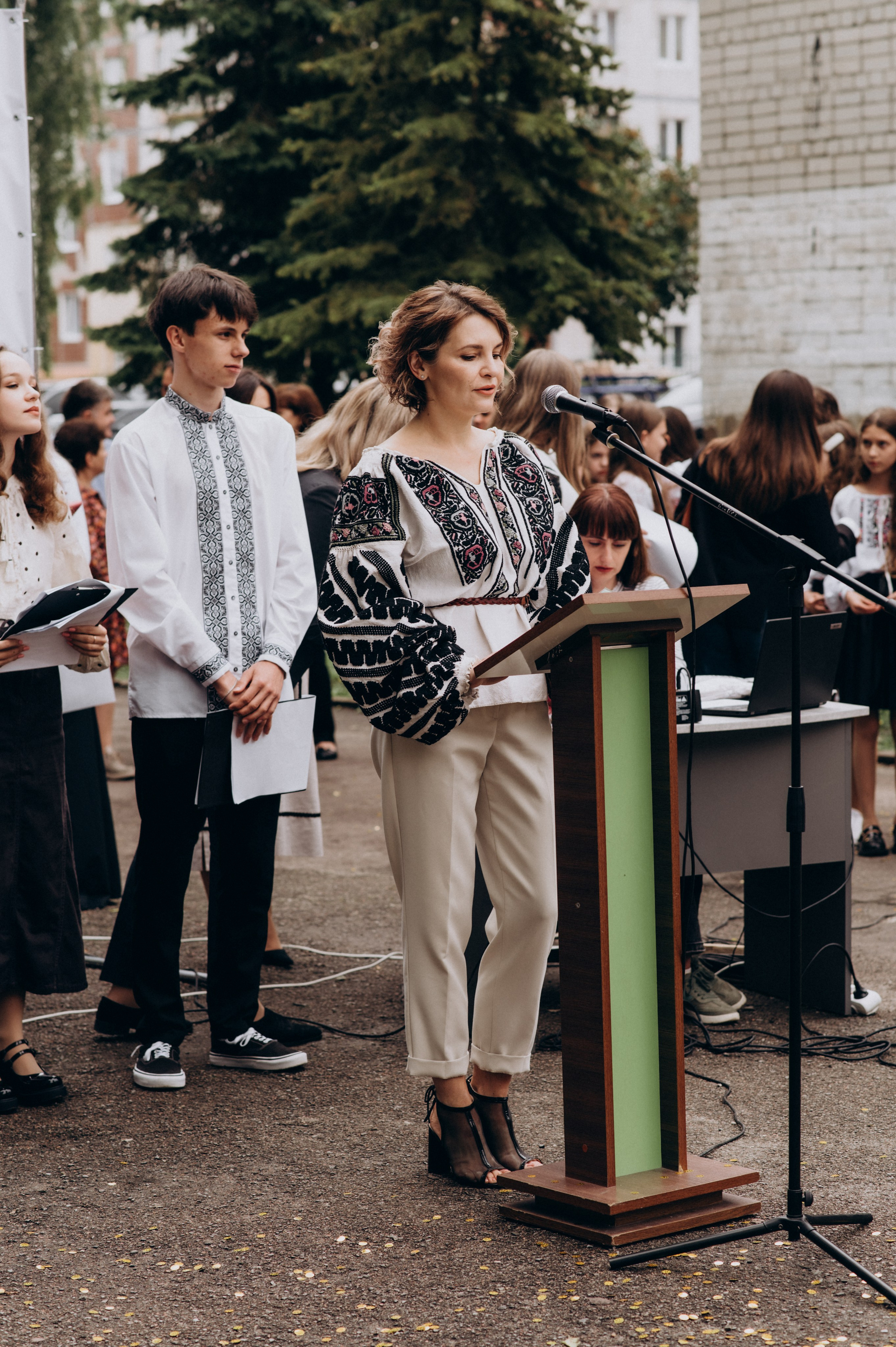 Фотосесія останнього дзвоника, фотосесія випускників Тернопіль, випускний 2024. Сімейний, дитячий та індивідуальний фотограф в м. Тернопіль, м. Львів
