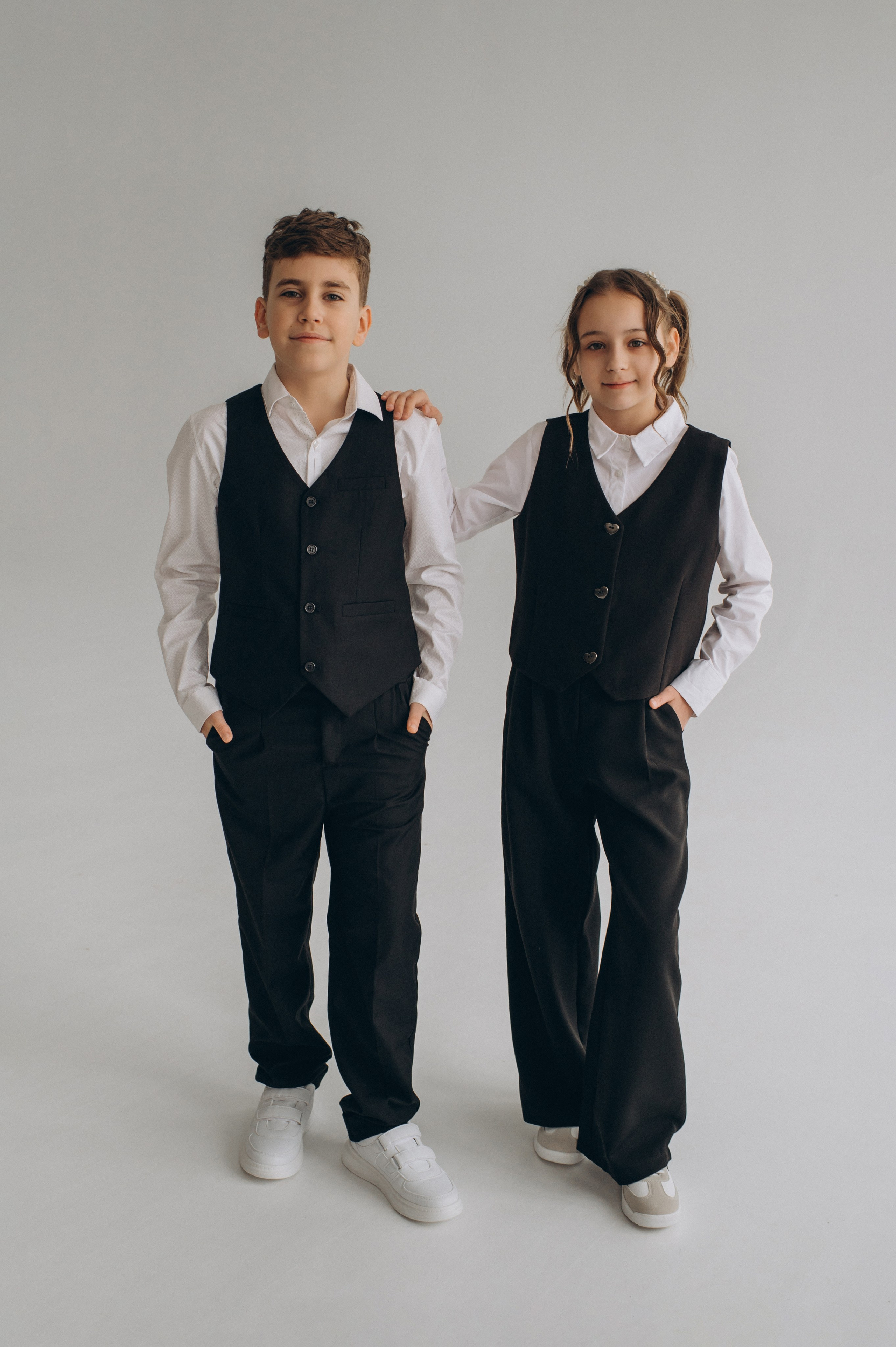 Фотосесія школярів у студії на шкільні фотоальбоми віньєтки Тернопіль, фотосесія випускників Тернопіль, шкільні фотокниги Тернопіль. Сімейний, дитячий та індивідуальний фотограф в м. Тернопіль, м. Львів