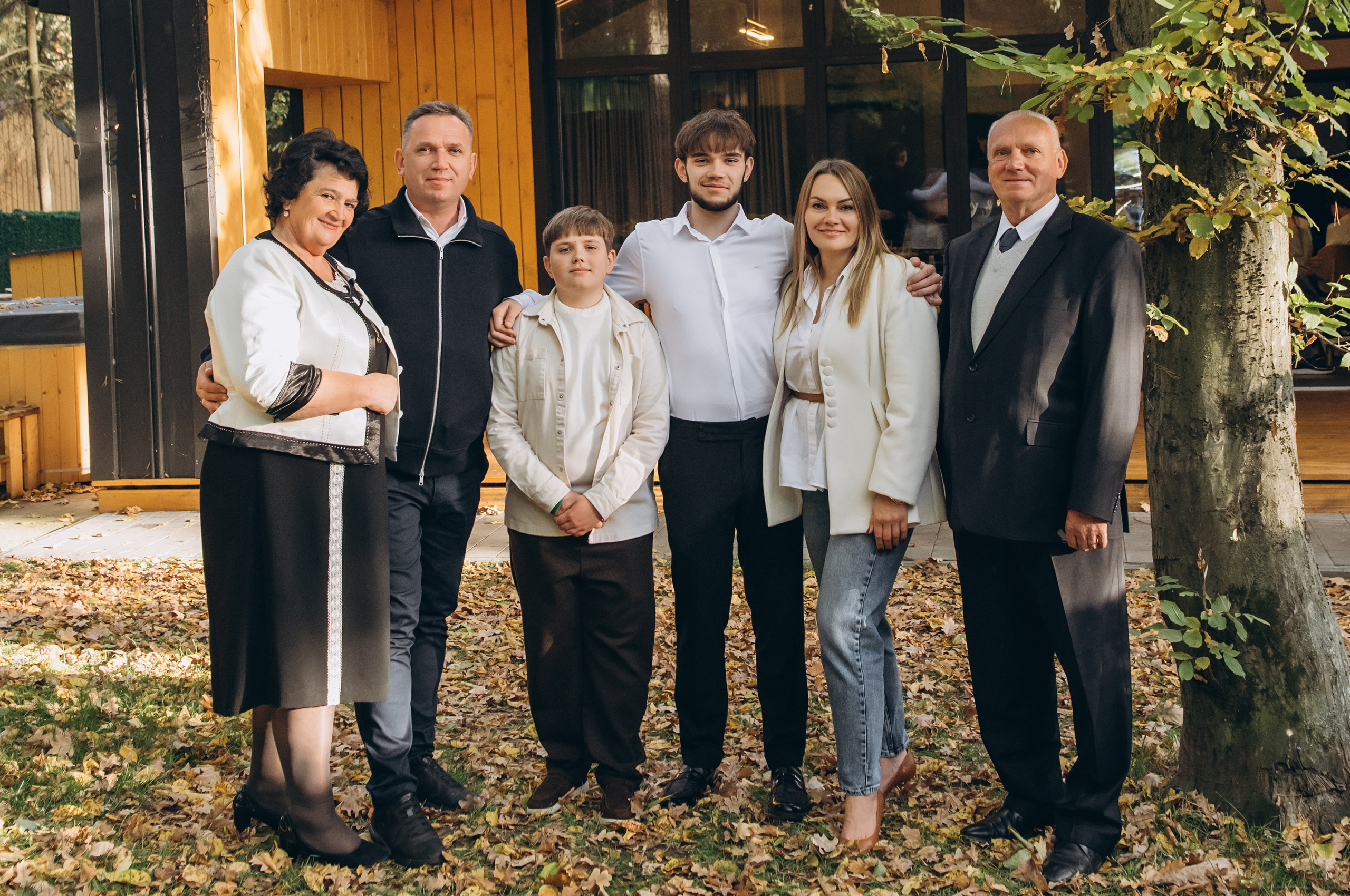 Іменинник із родиною та дідусем під час святкування дня народження.