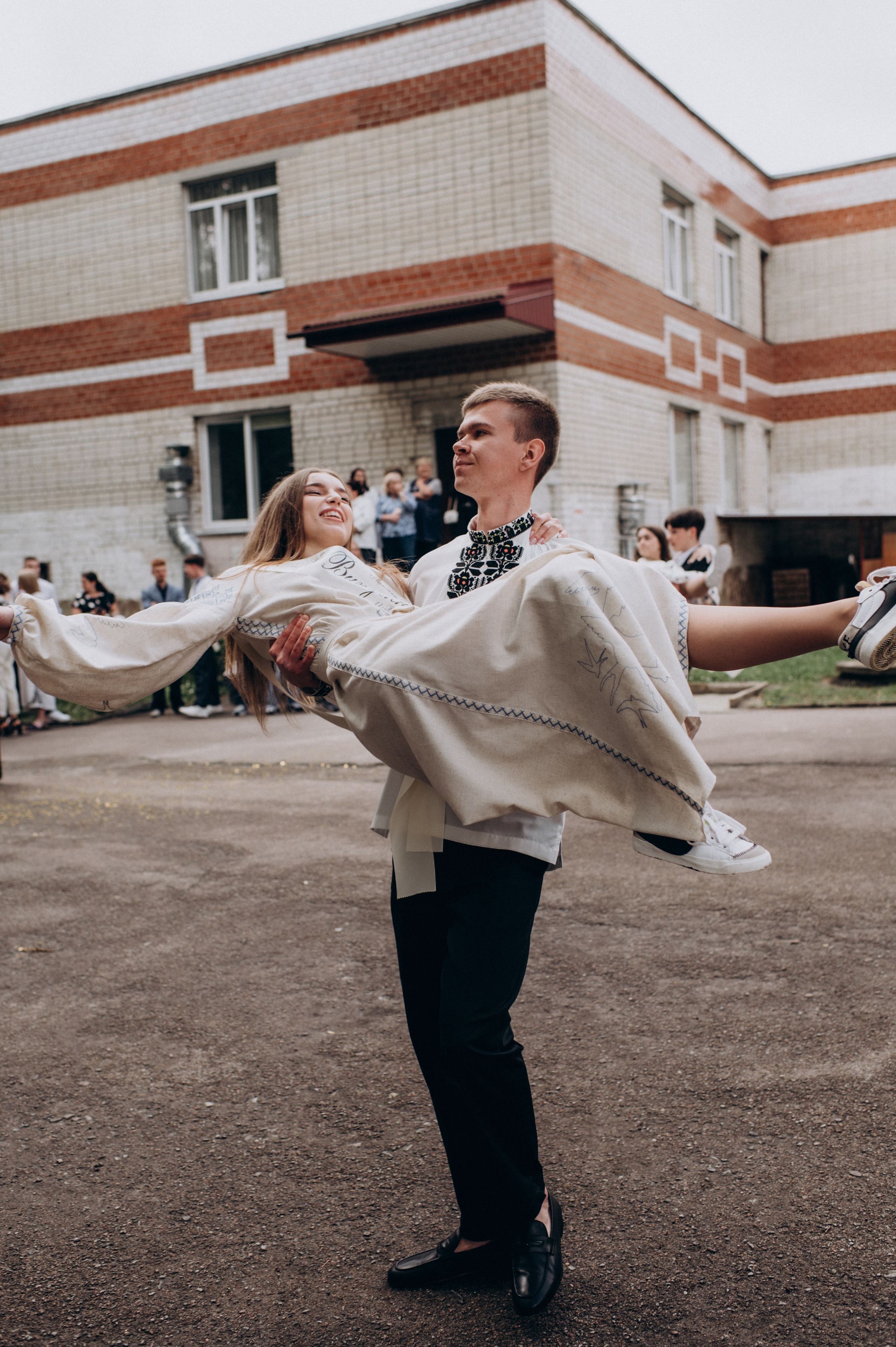 Фотосесія останнього дзвоника, фотосесія випускників Тернопіль, випускний 2024. Сімейний, дитячий та індивідуальний фотограф в м. Тернопіль, м. Львів