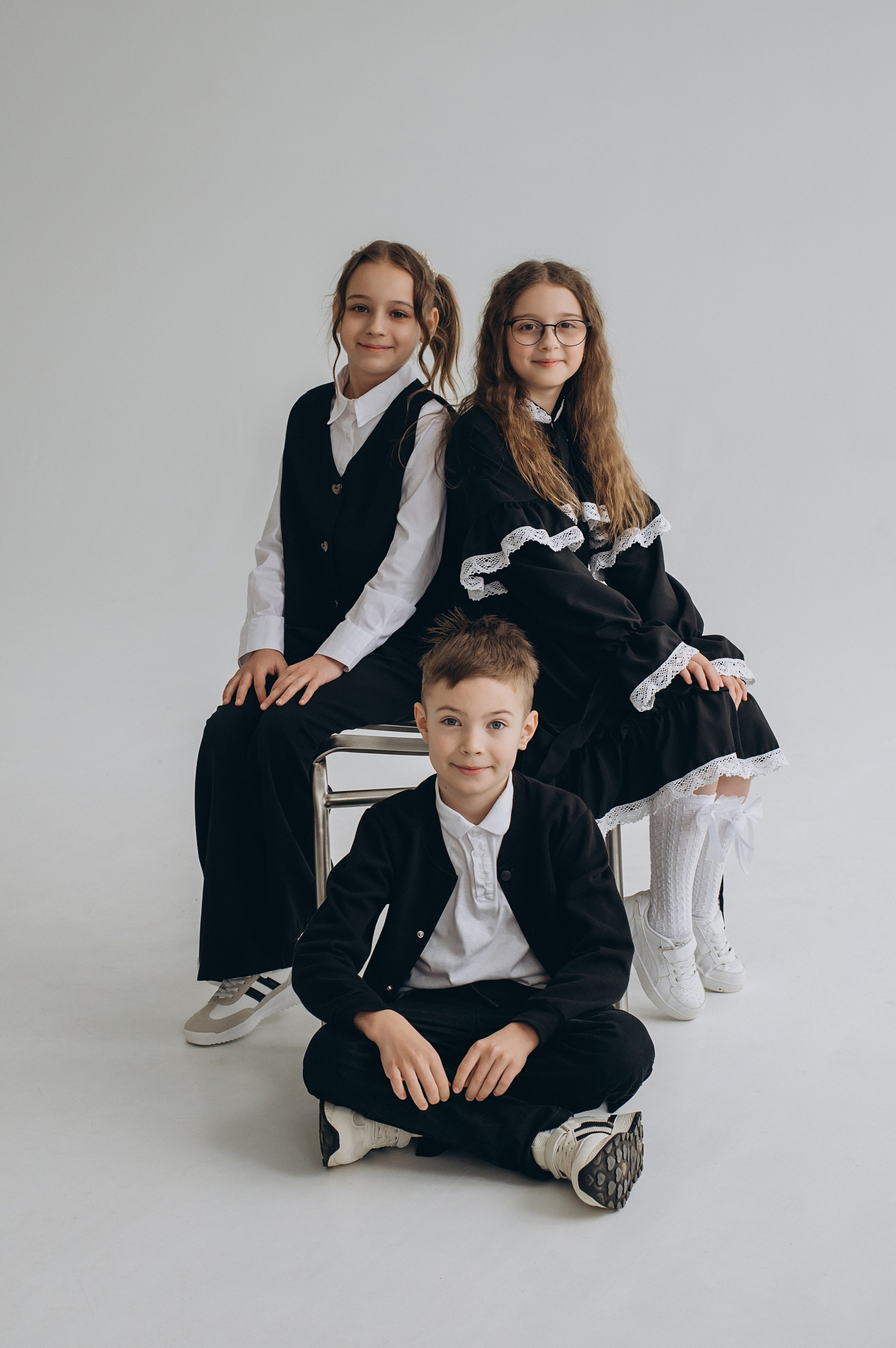 Фотосесія школярів у студії на шкільні фотоальбоми віньєтки Тернопіль, фотосесія випускників Тернопіль, шкільні фотокниги Тернопіль. Сімейний, дитячий та індивідуальний фотограф в м. Тернопіль, м. Львів