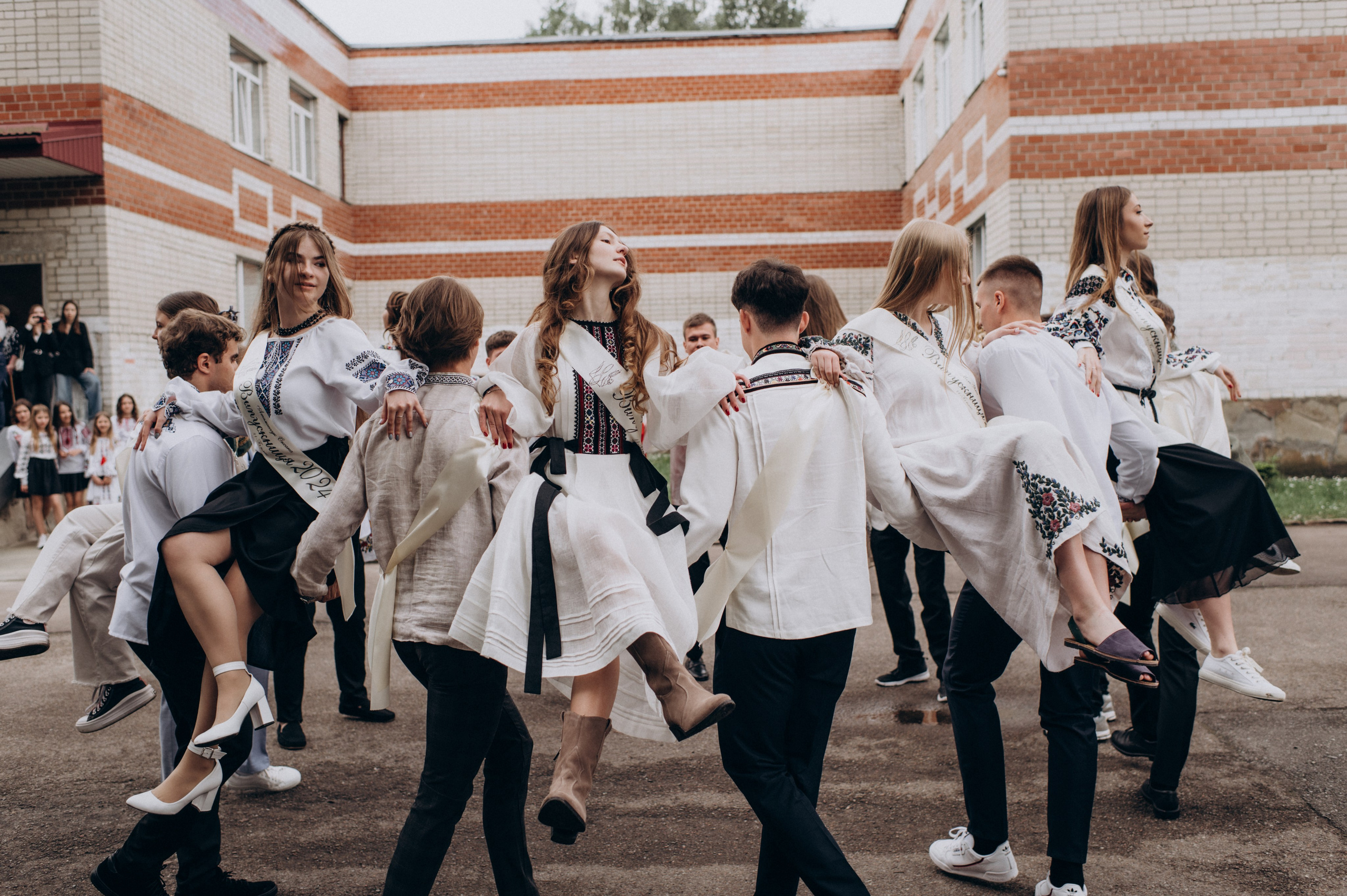 Фотосесія останнього дзвоника, фотосесія випускників Тернопіль, випускний 2024. Сімейний, дитячий та індивідуальний фотограф в м. Тернопіль, м. Львів