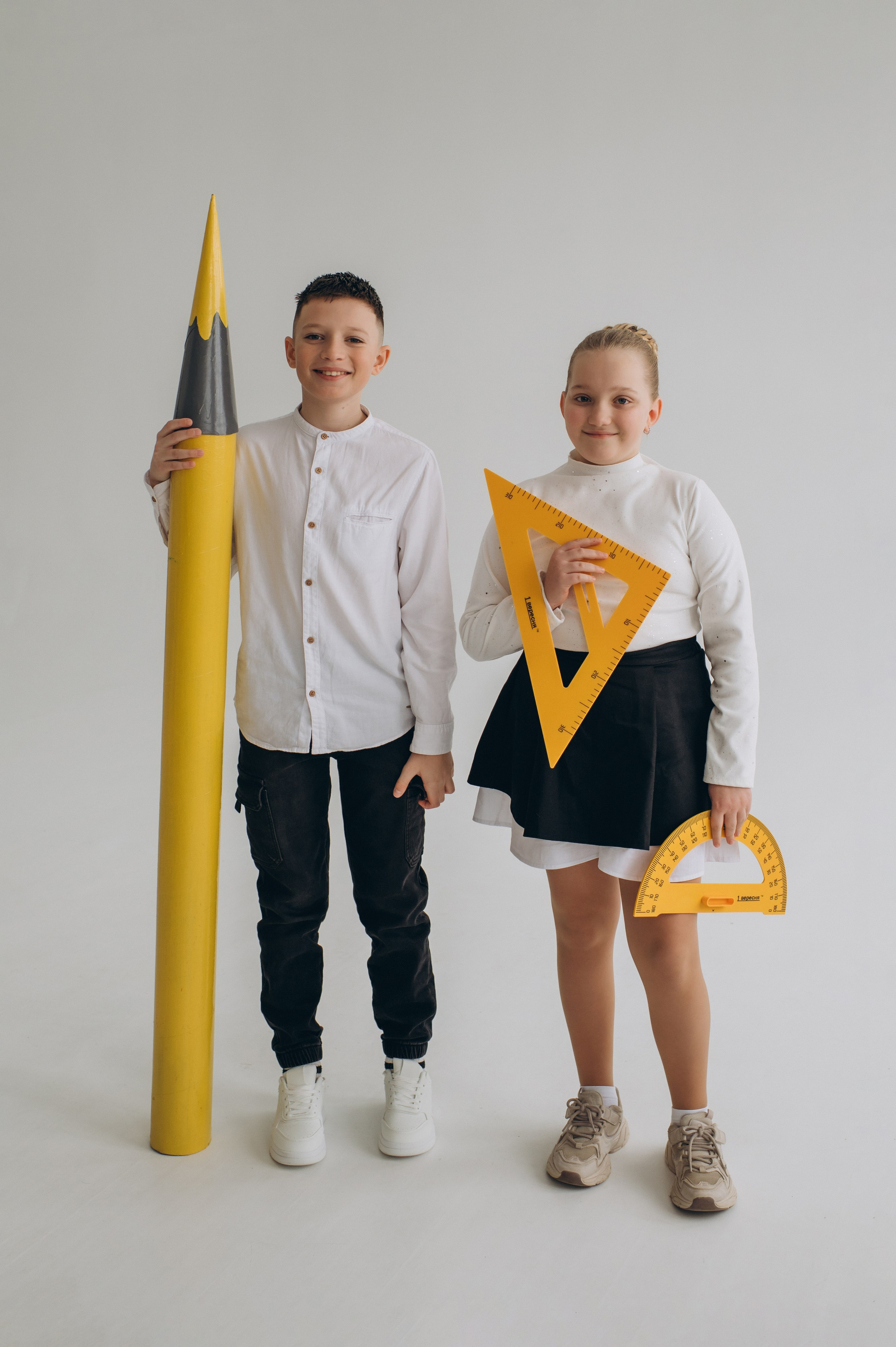 Фотосесія школярів у студії на шкільні фотоальбоми віньєтки Тернопіль, фотосесія випускників Тернопіль, шкільні фотокниги Тернопіль. Сімейний, дитячий та індивідуальний фотограф в м. Тернопіль, м. Львів