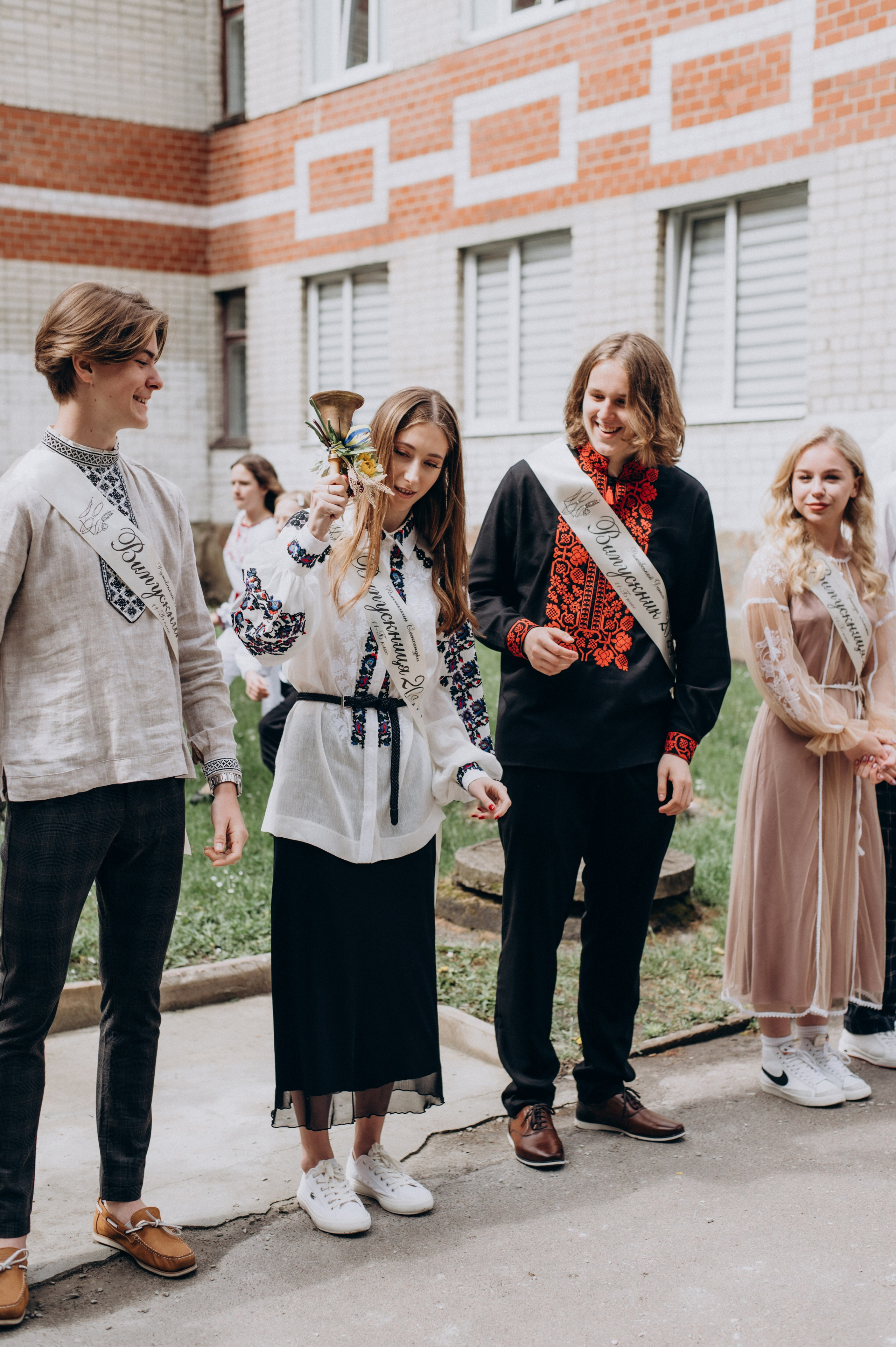 Фотосесія останнього дзвоника, фотосесія випускників Тернопіль, випускний 2024. Сімейний, дитячий та індивідуальний фотограф в м. Тернопіль, м. Львів