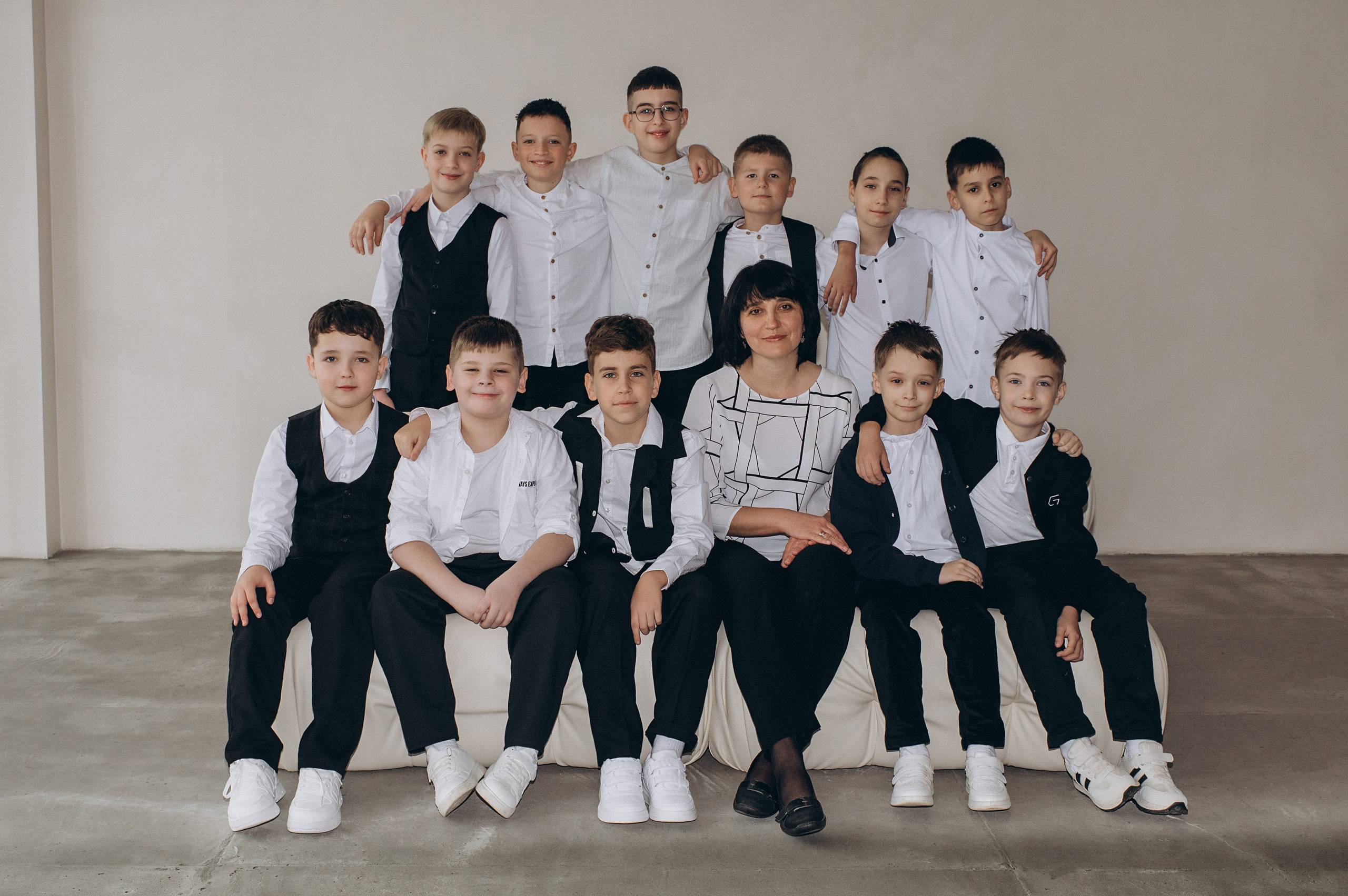 Фотосесія школярів у студії на шкільні фотоальбоми віньєтки Тернопіль, фотосесія випускників Тернопіль, шкільні фотокниги Тернопіль. Сімейний, дитячий та індивідуальний фотограф в м. Тернопіль, м. Львів