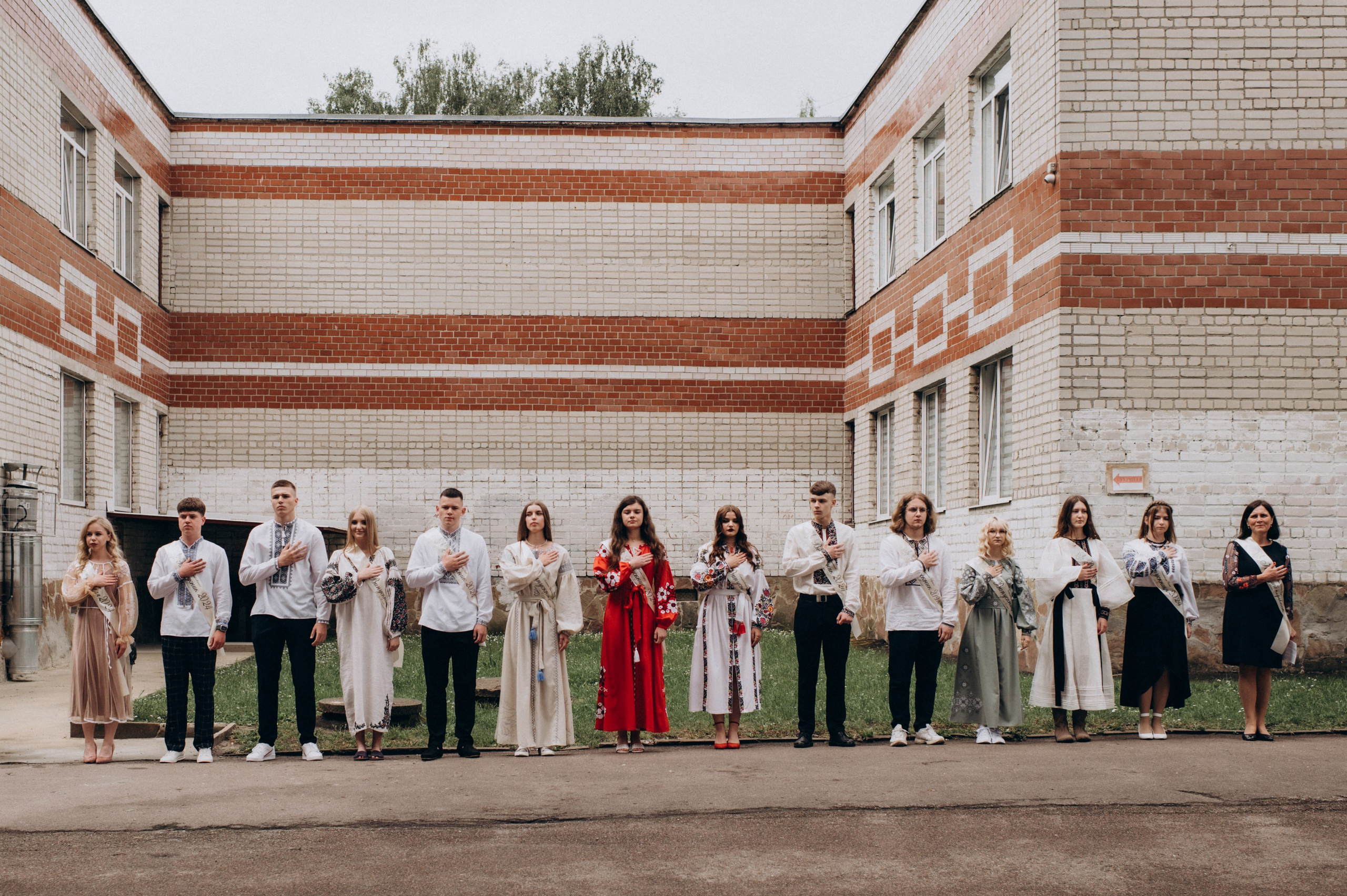 Фотосесія останнього дзвоника, фотосесія випускників Тернопіль, випускний 2024. Сімейний, дитячий та індивідуальний фотограф в м. Тернопіль, м. Львів