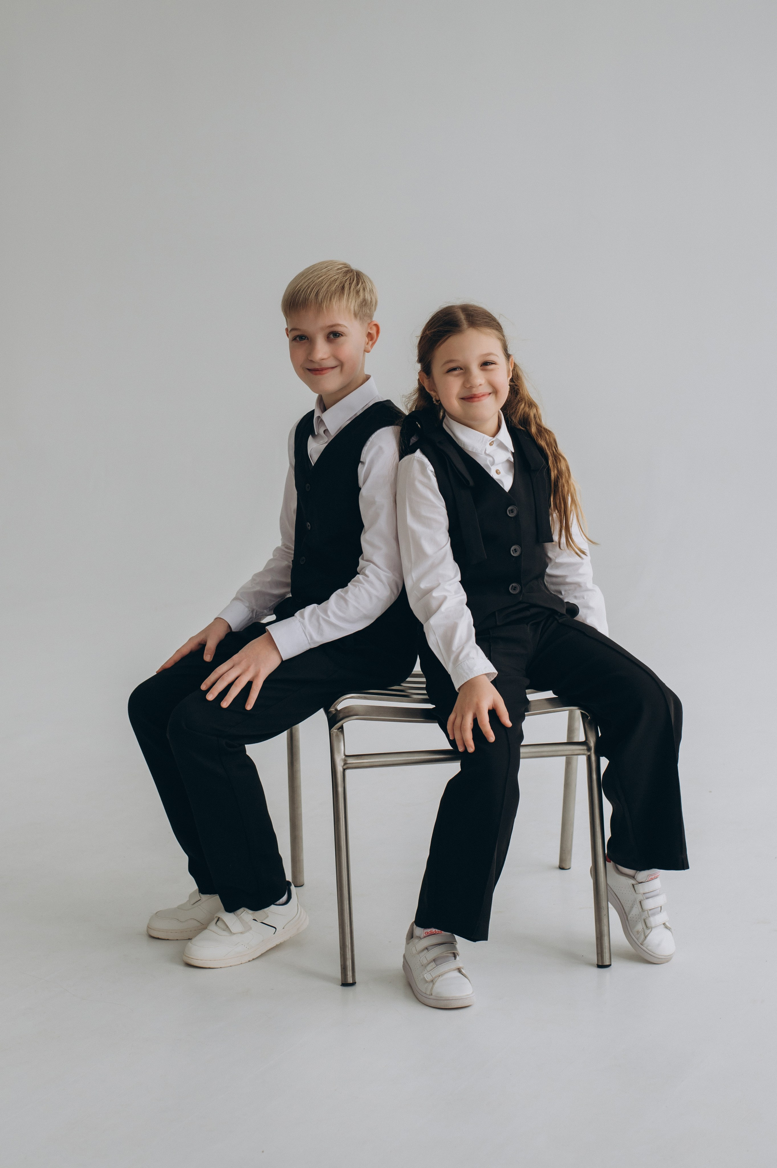 Фотосесія школярів у студії на шкільні фотоальбоми віньєтки Тернопіль, фотосесія випускників Тернопіль, шкільні фотокниги Тернопіль. Сімейний, дитячий та індивідуальний фотограф в м. Тернопіль, м. Львів