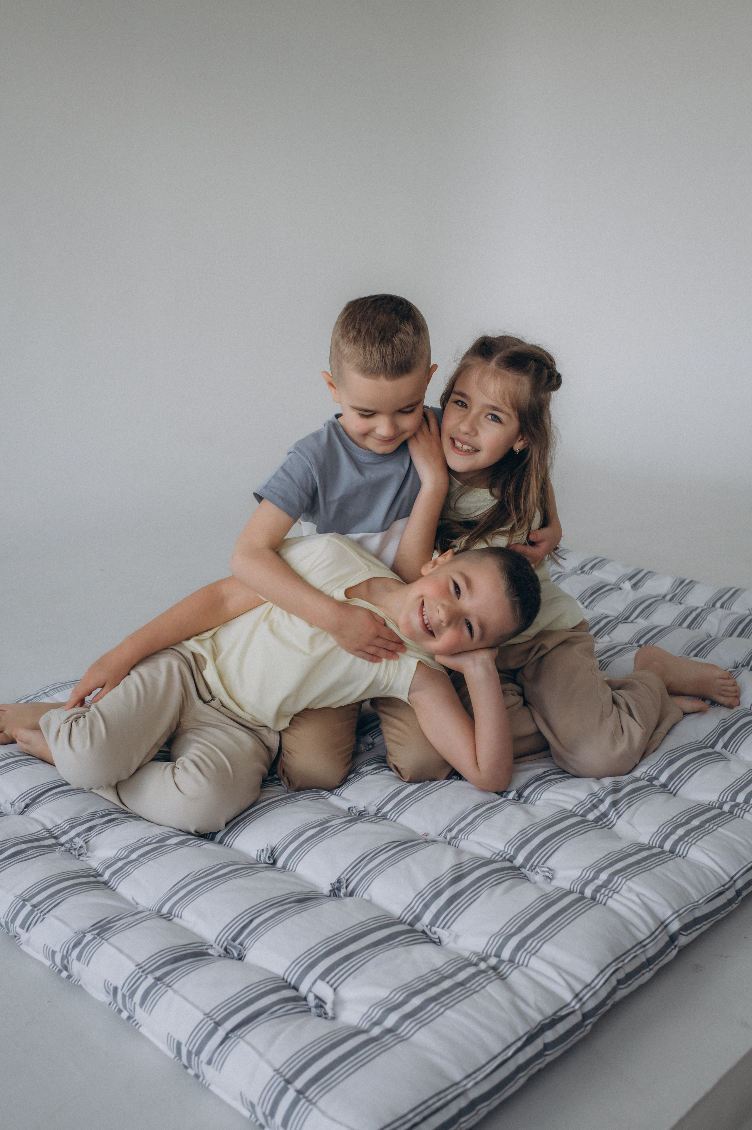 Сімейна фотосесія Тернопіль, сімейний фотограф Тернопіль Львів, зйомка дітей, портретний фотограф Тернопіль, фотосесія Причастя у студії. Сімейний, дитячий та індивідуальний фотограф в м. Тернопіль, м. Львів