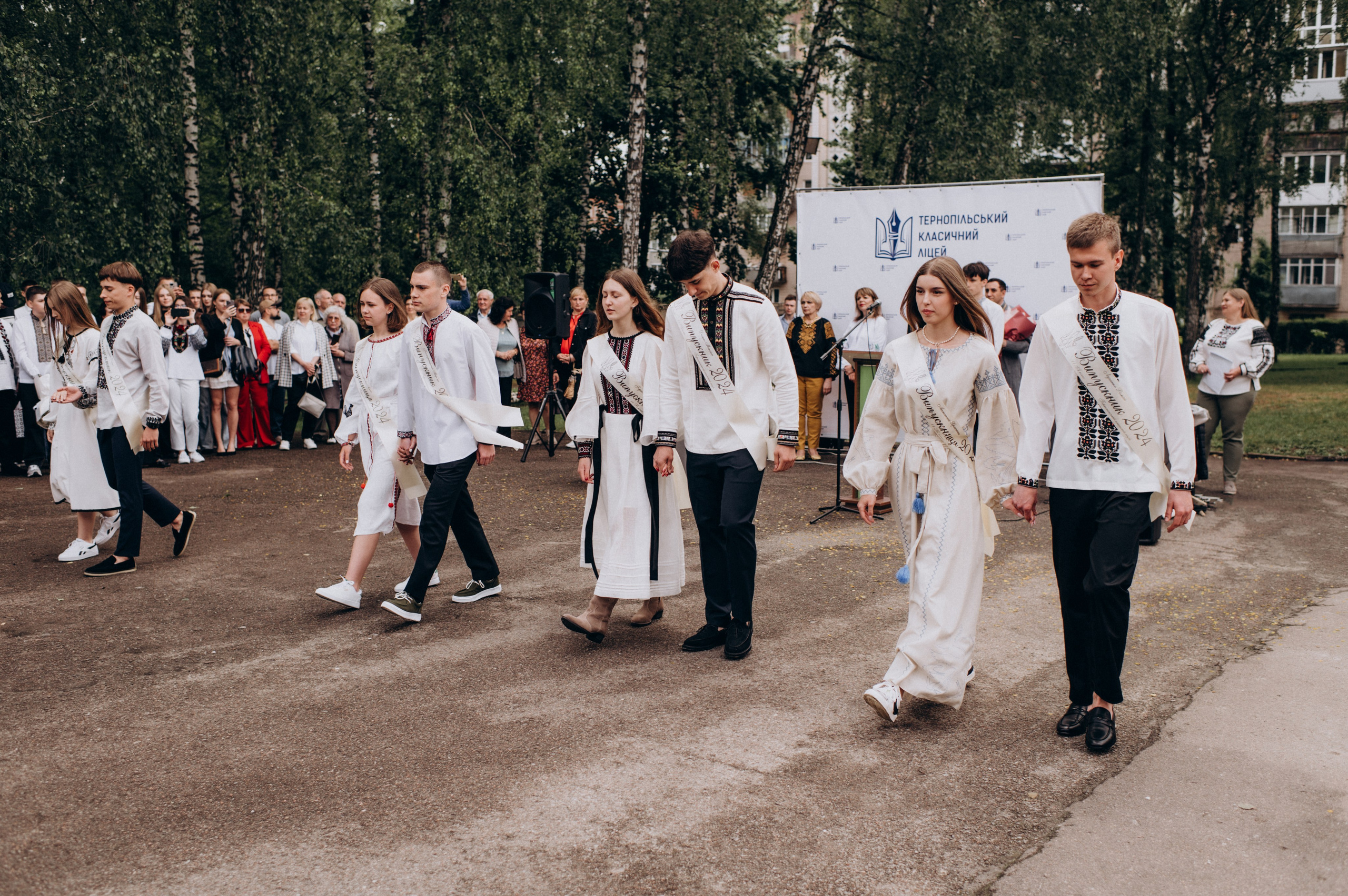 Фотосесія останнього дзвоника, фотосесія випускників Тернопіль, випускний 2024. Сімейний, дитячий та індивідуальний фотограф в м. Тернопіль, м. Львів