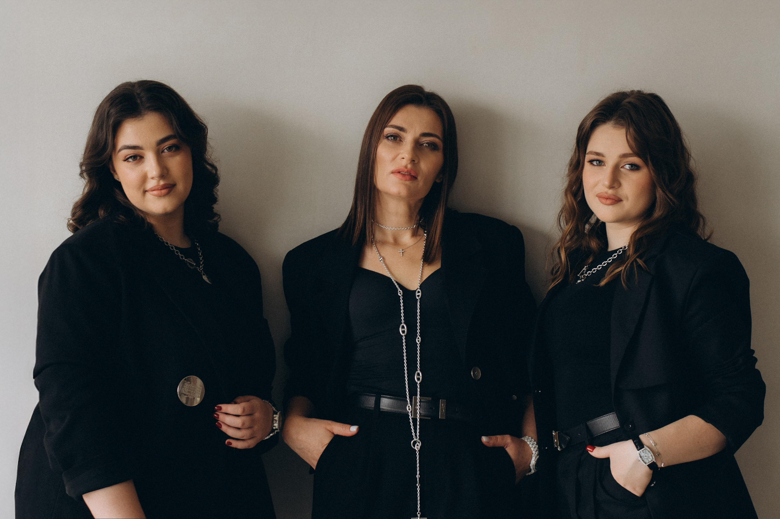 Сімейна фотосесія мами і донечок, сімейний фотограф Тернопіль, портретний фотограф Тернопіль, портретна фотосесія Львів. Сімейний, дитячий та індивідуальний фотограф в м. Тернопіль, м. Львів