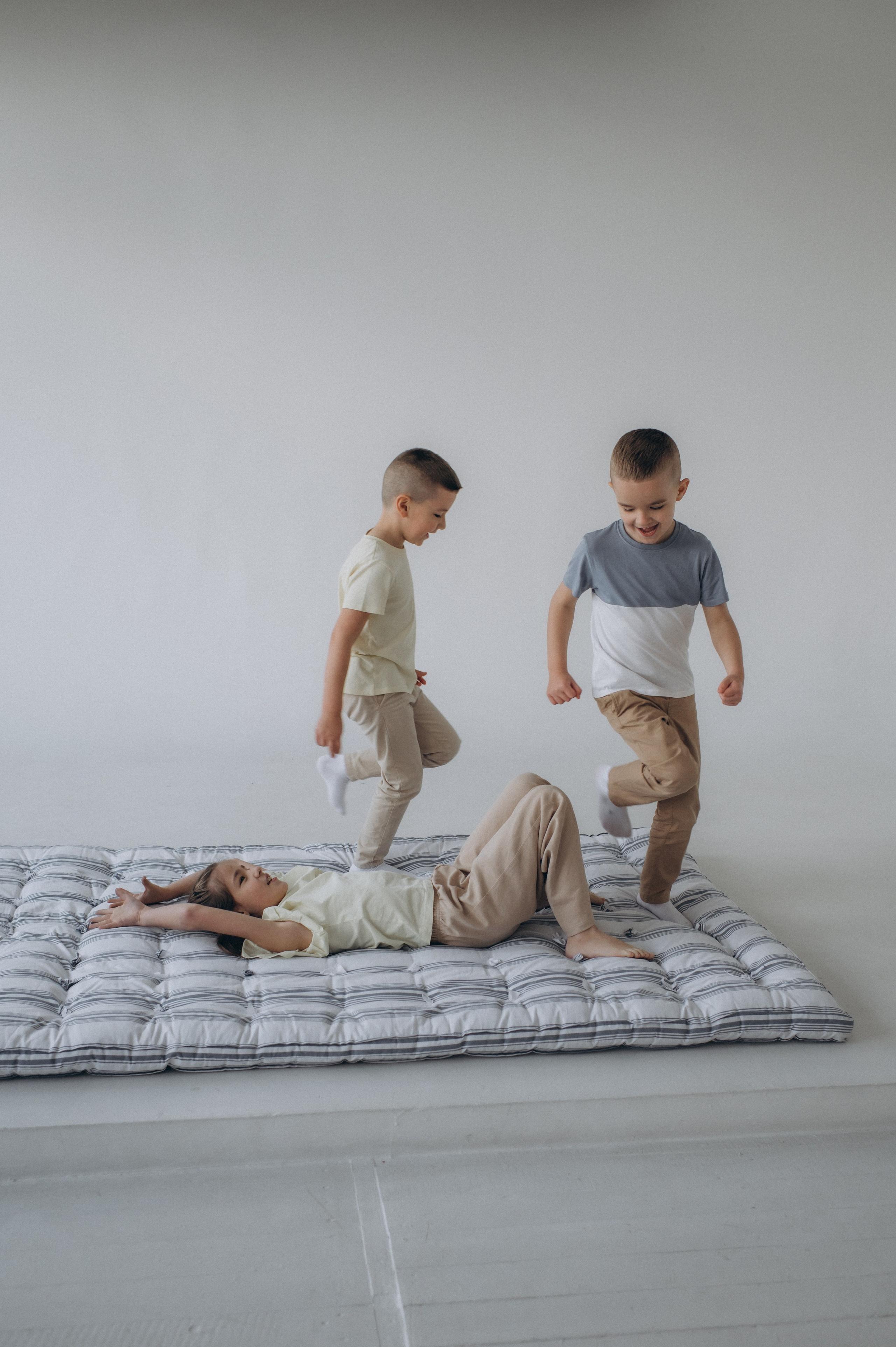 Сімейна фотосесія Тернопіль, сімейний фотограф Тернопіль Львів, зйомка дітей, портретний фотограф Тернопіль, фотосесія Причастя у студії. Сімейний, дитячий та індивідуальний фотограф в м. Тернопіль, м. Львів