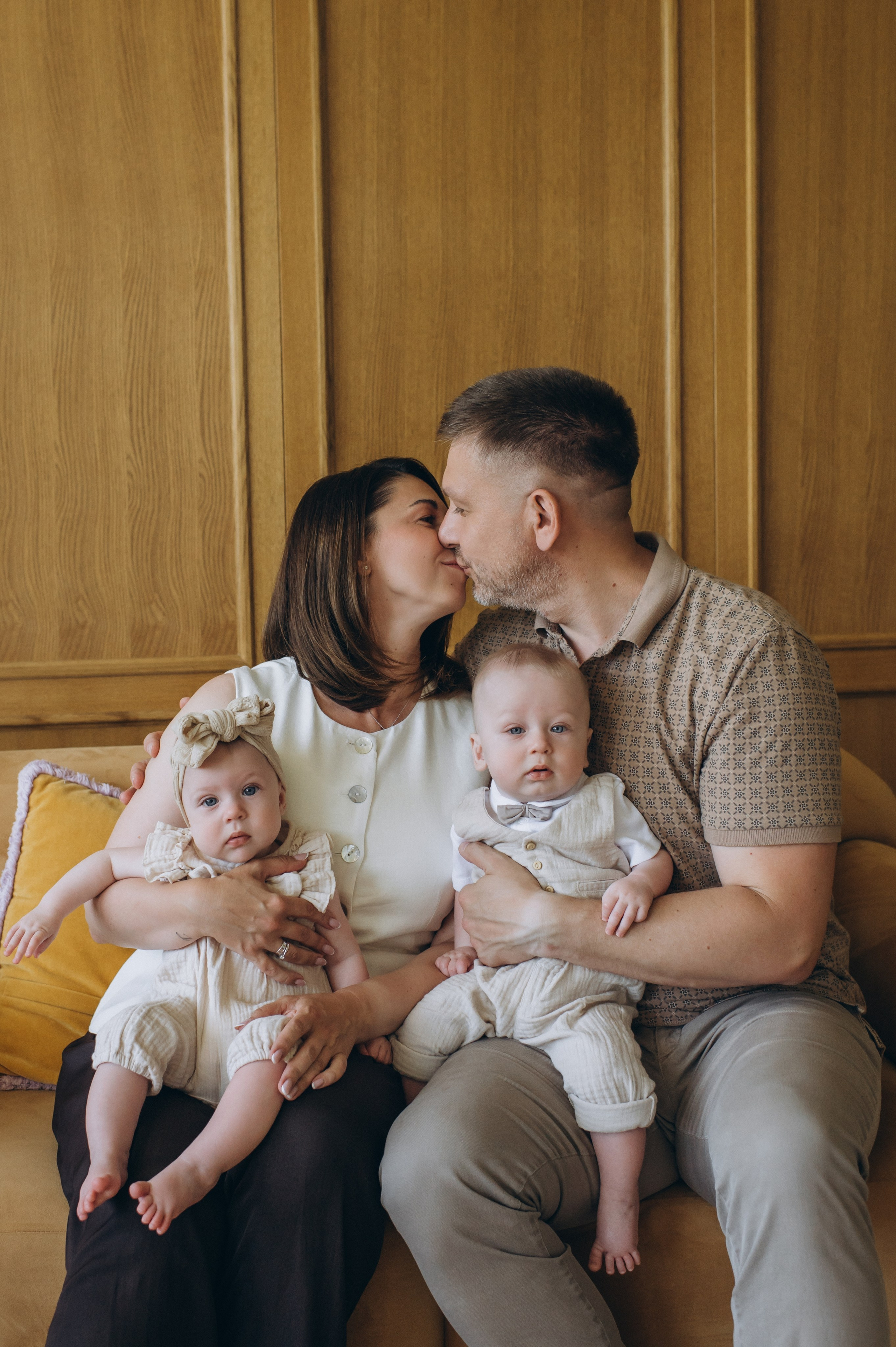 Сімейна фотосесія у студії Тернопіль, сімейний фотограф Тернопіль, сімейна зйомка Львів, фотосесія двійнят, фотосесія близнюків. Сімейний, дитячий та індивідуальний фотограф в м. Тернопіль, м. Львів