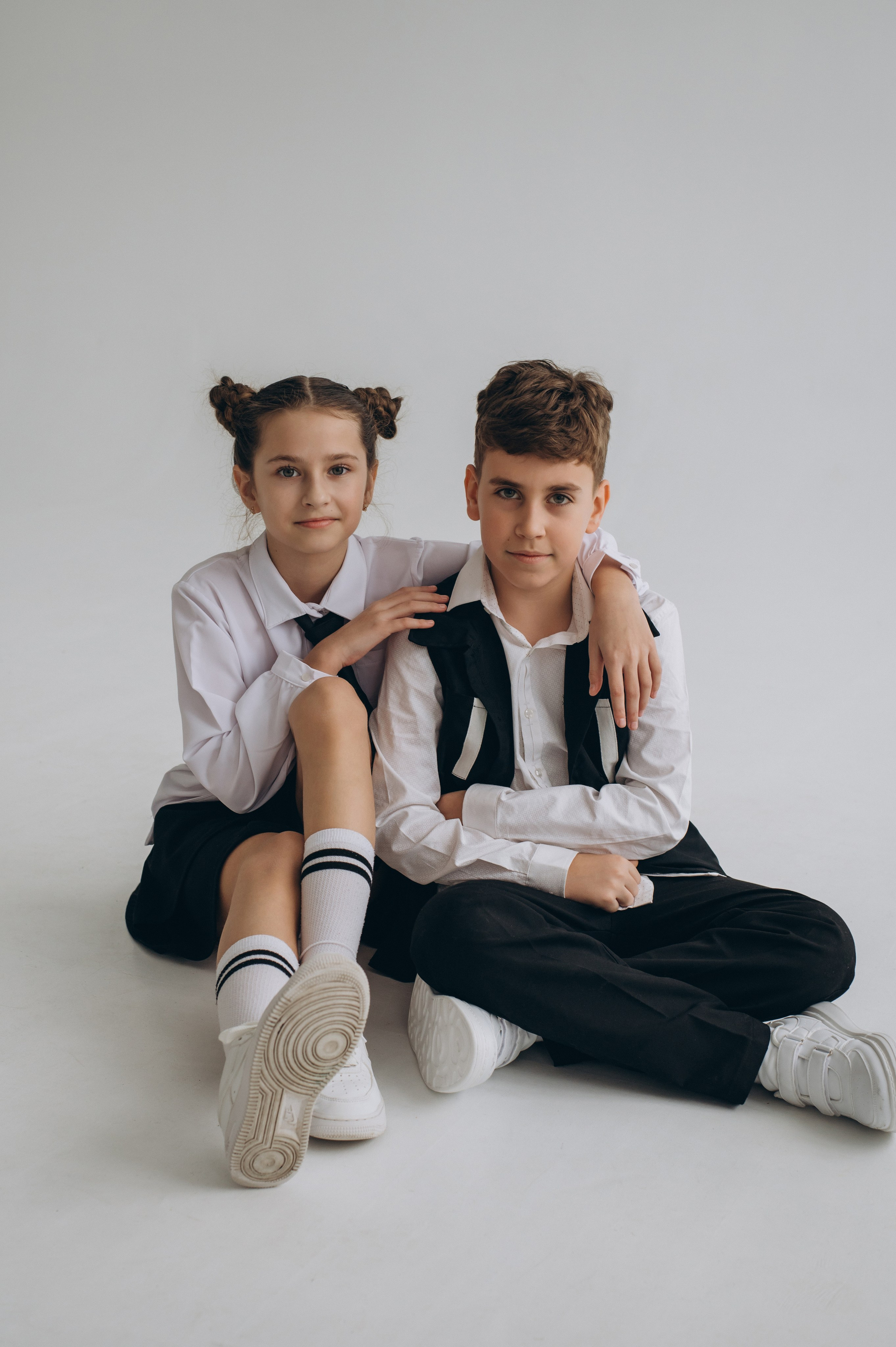 Фотосесія школярів у студії на шкільні фотоальбоми віньєтки Тернопіль, фотосесія випускників Тернопіль, шкільні фотокниги Тернопіль. Сімейний, дитячий та індивідуальний фотограф в м. Тернопіль, м. Львів