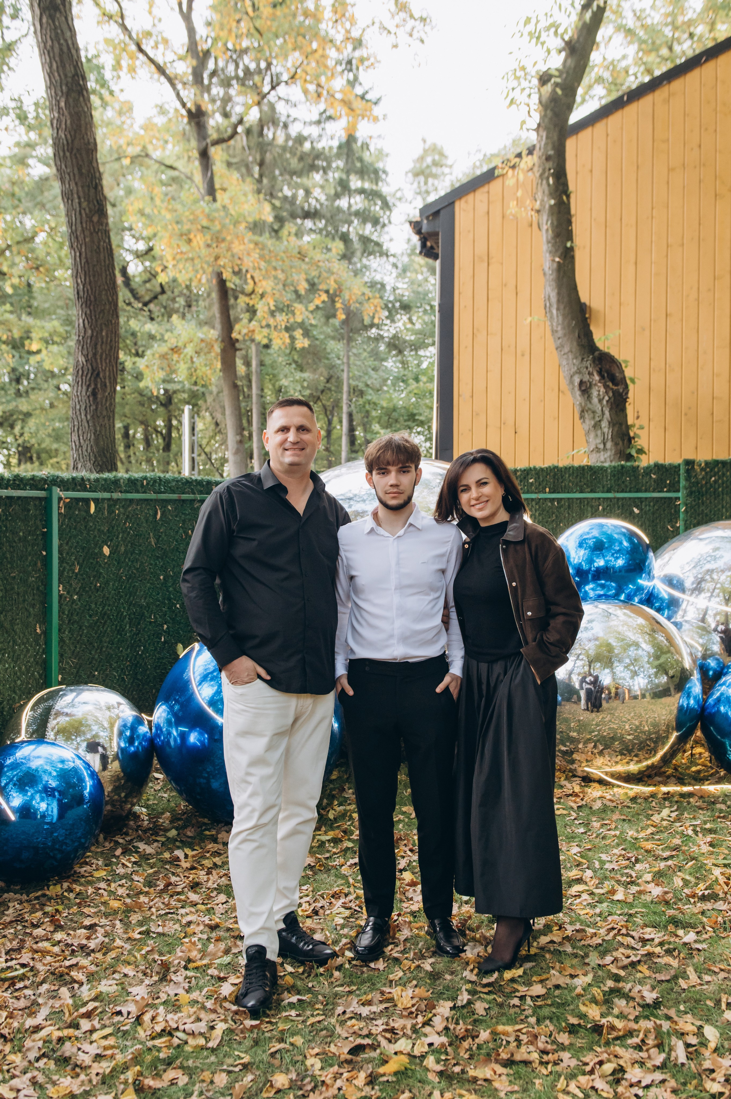 Спільне фото іменинника з хрещеним та його сім’єю.