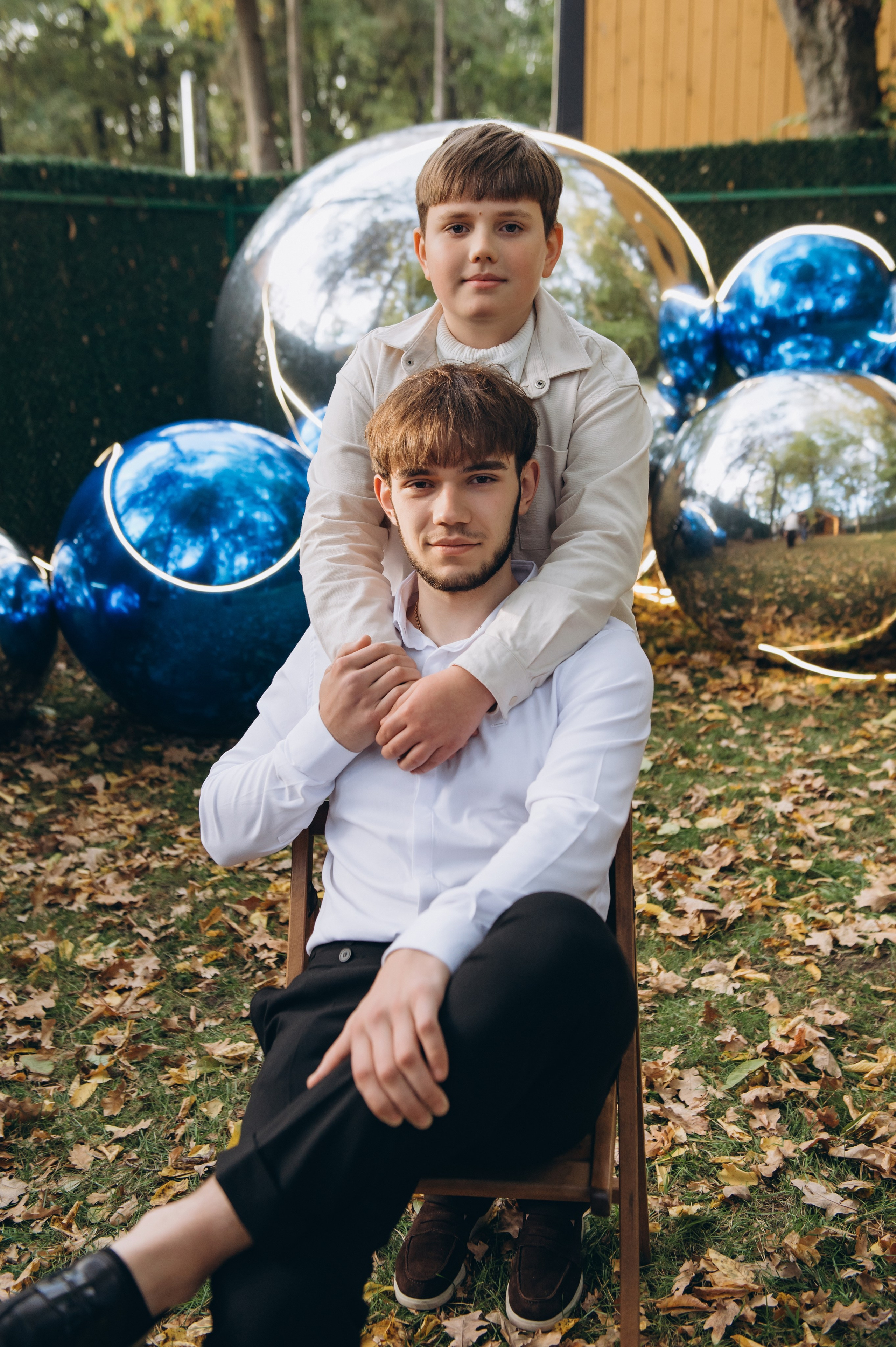 Спільна фотографія іменинника з братом на святкуванні 18-річчя.