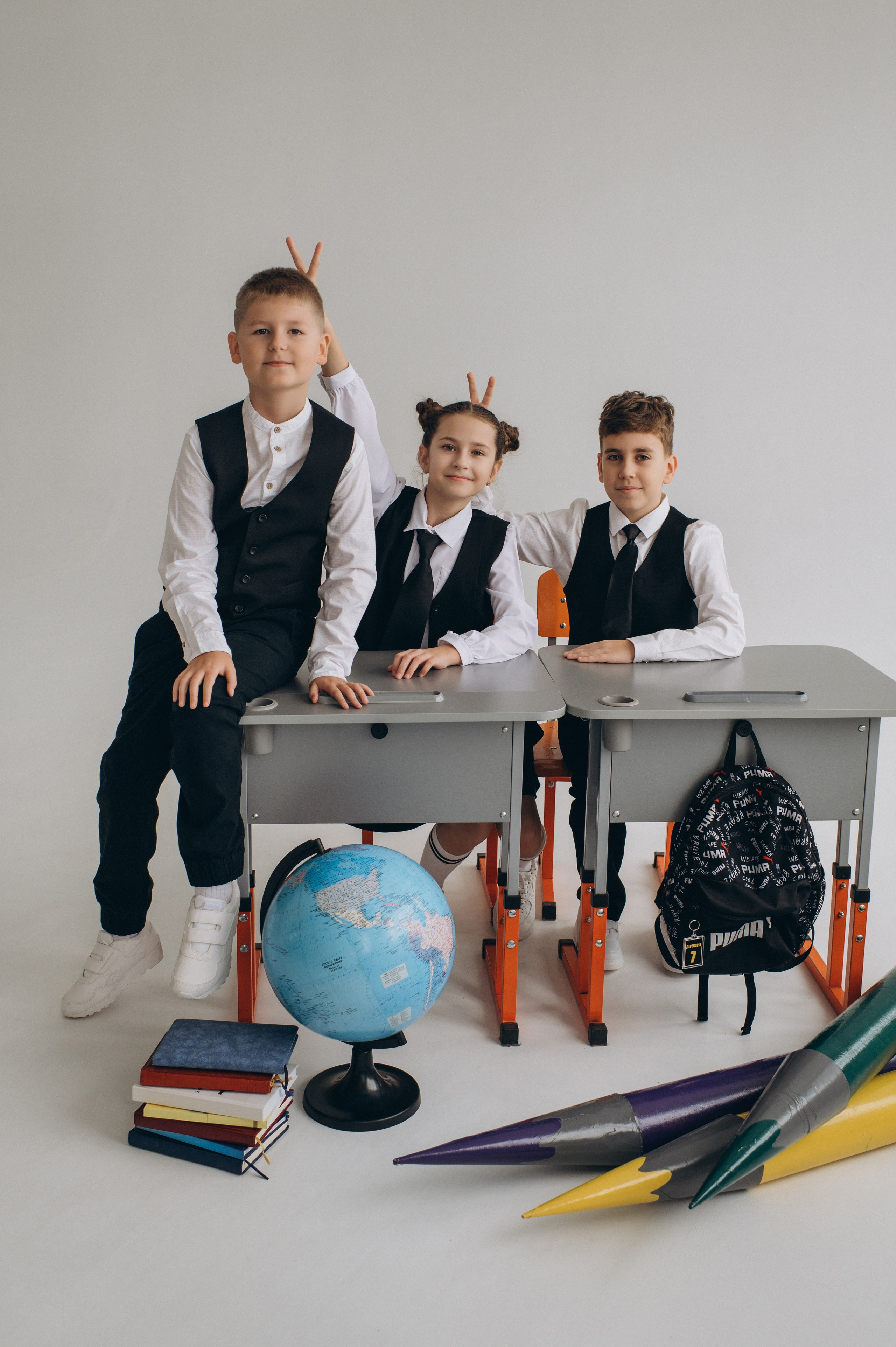 Фотосесія школярів у студії на шкільні фотоальбоми віньєтки Тернопіль, фотосесія випускників Тернопіль, шкільні фотокниги Тернопіль. Сімейний, дитячий та індивідуальний фотограф в м. Тернопіль, м. Львів