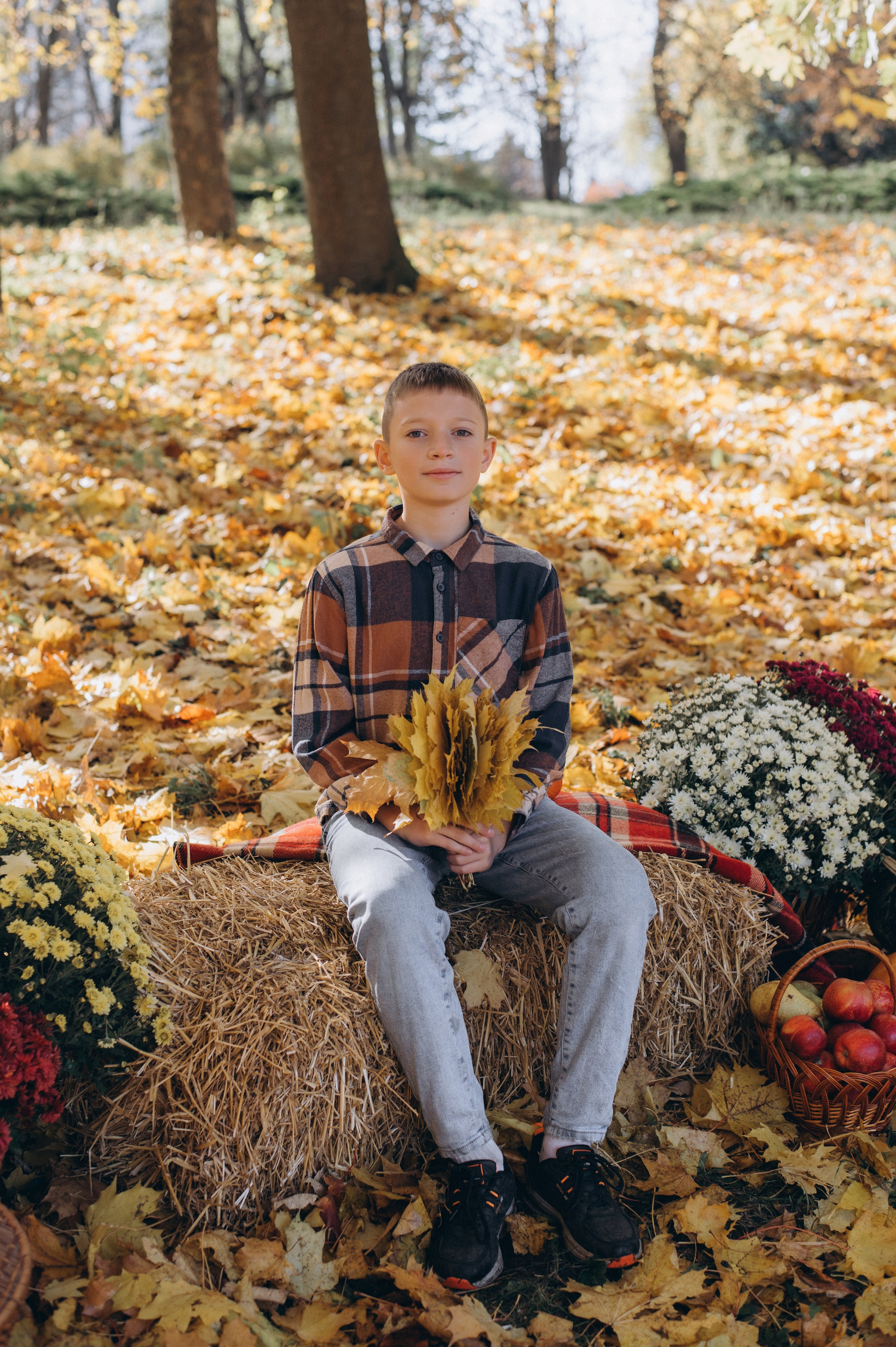 Осіння фотосесія 4 класу на віньєтки, випускні фотоальбоми Тернопіль, фотосесія випускників Тернопіль, шкільний випускний альбом Тернопіль. Сімейний, дитячий та індивідуальний фотограф в м. Тернопіль, м. Львів