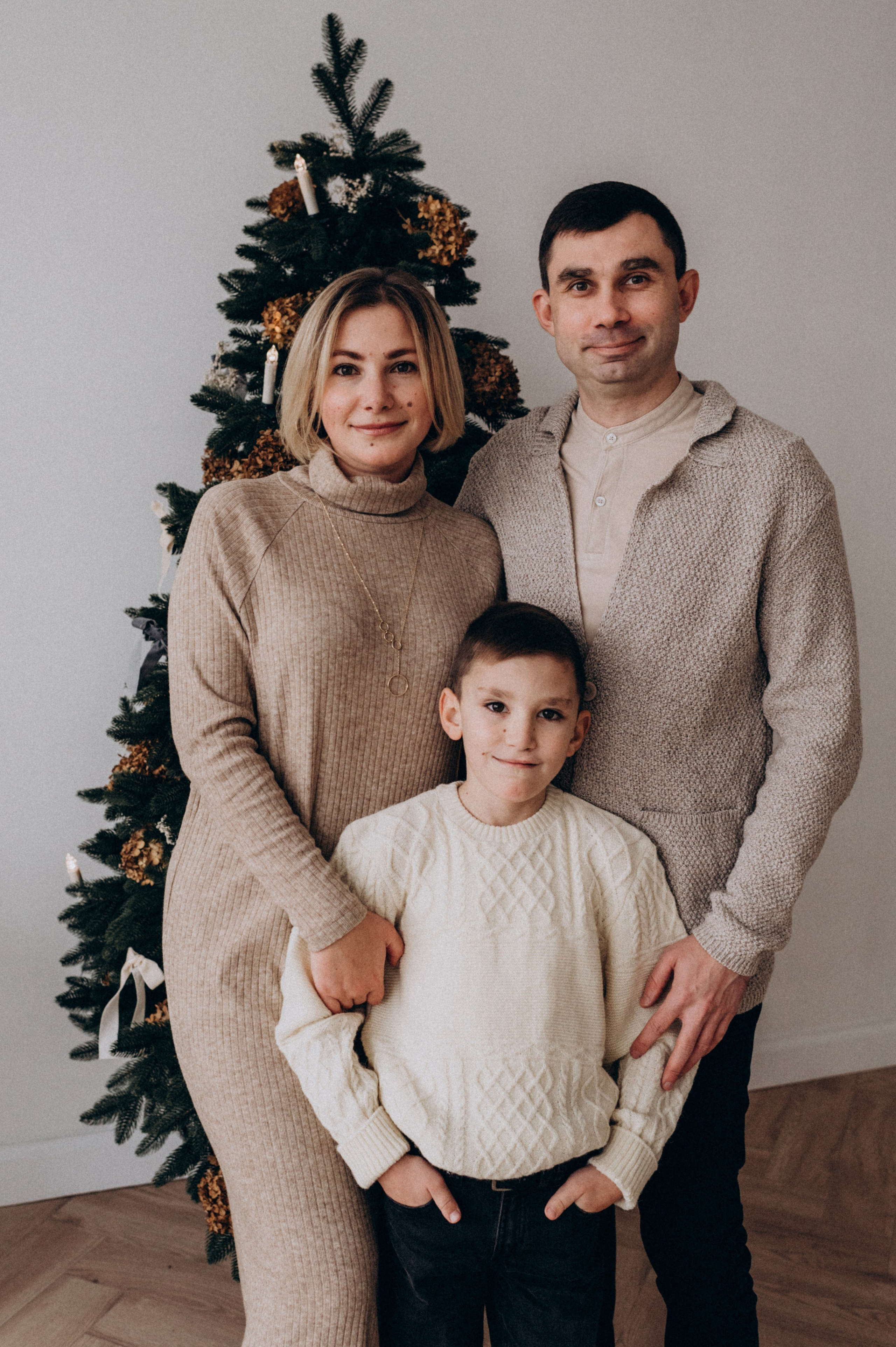 Новорічна сімейна фотосесія у студії, сімейна фотосесія Тернопіль Львів. Сімейний, дитячий та індивідуальний фотограф в м. Тернопіль, м. Львів