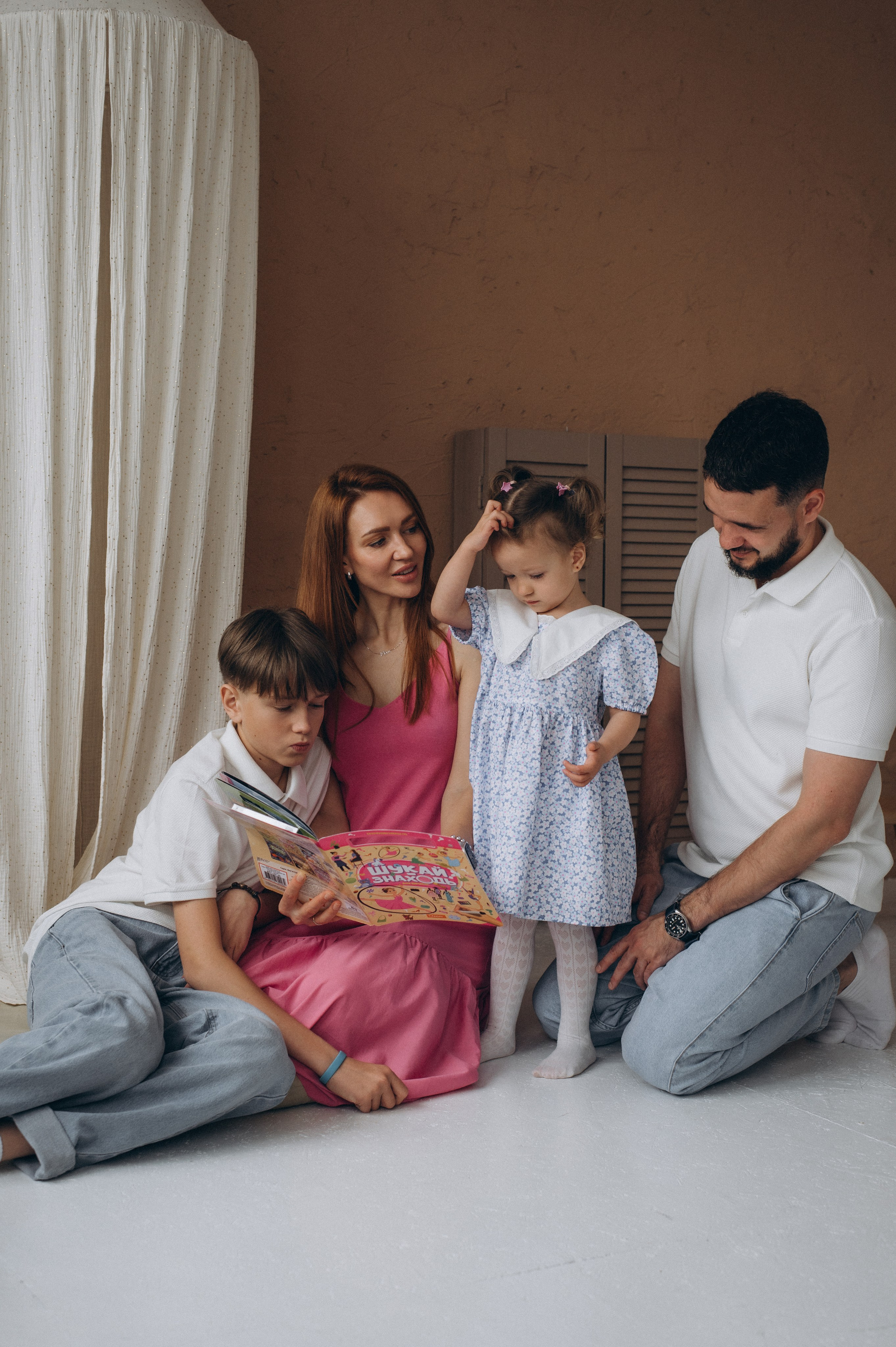 Сімейна фотосесія Тернопіль, сімейний фотограф Тернопіль, фотосесія у студії Тернопіль, дитячий фотограф, портретний фотограф Тернопіль. Сімейний, дитячий та індивідуальний фотограф в м. Тернопіль, м. Львів