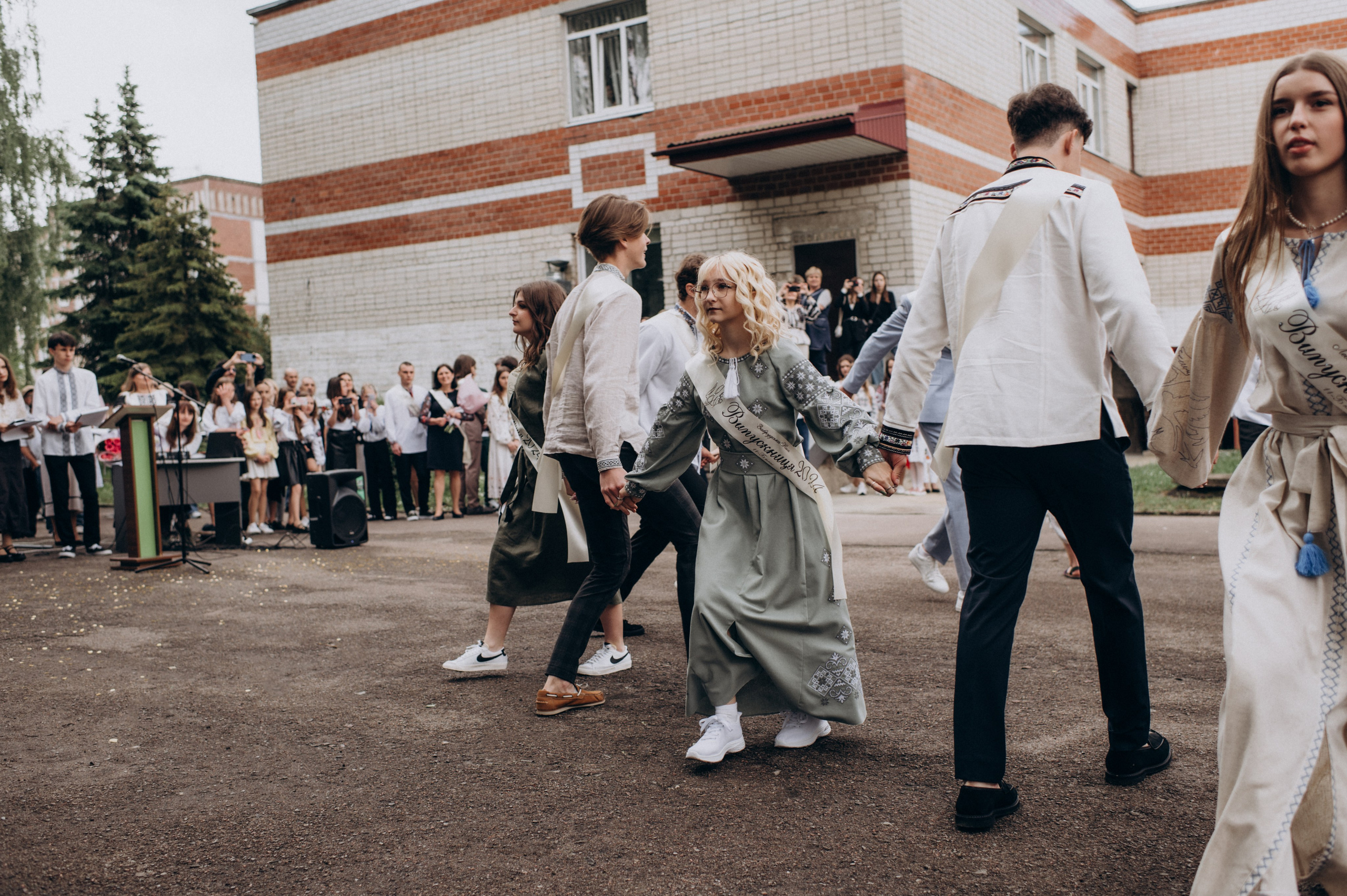 Фотосесія останнього дзвоника, фотосесія випускників Тернопіль, випускний 2024. Сімейний, дитячий та індивідуальний фотограф в м. Тернопіль, м. Львів
