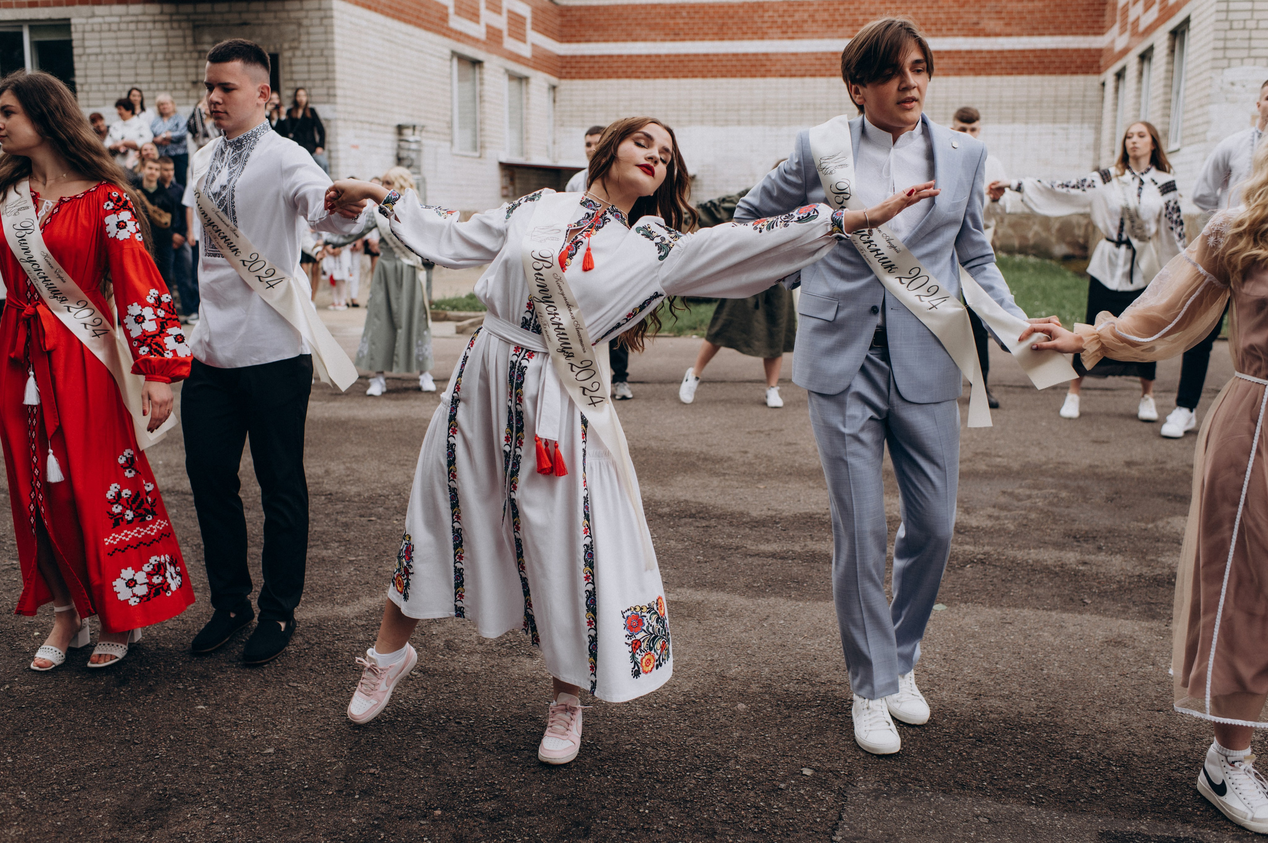 Фотосесія останнього дзвоника, фотосесія випускників Тернопіль, випускний 2024. Сімейний, дитячий та індивідуальний фотограф в м. Тернопіль, м. Львів