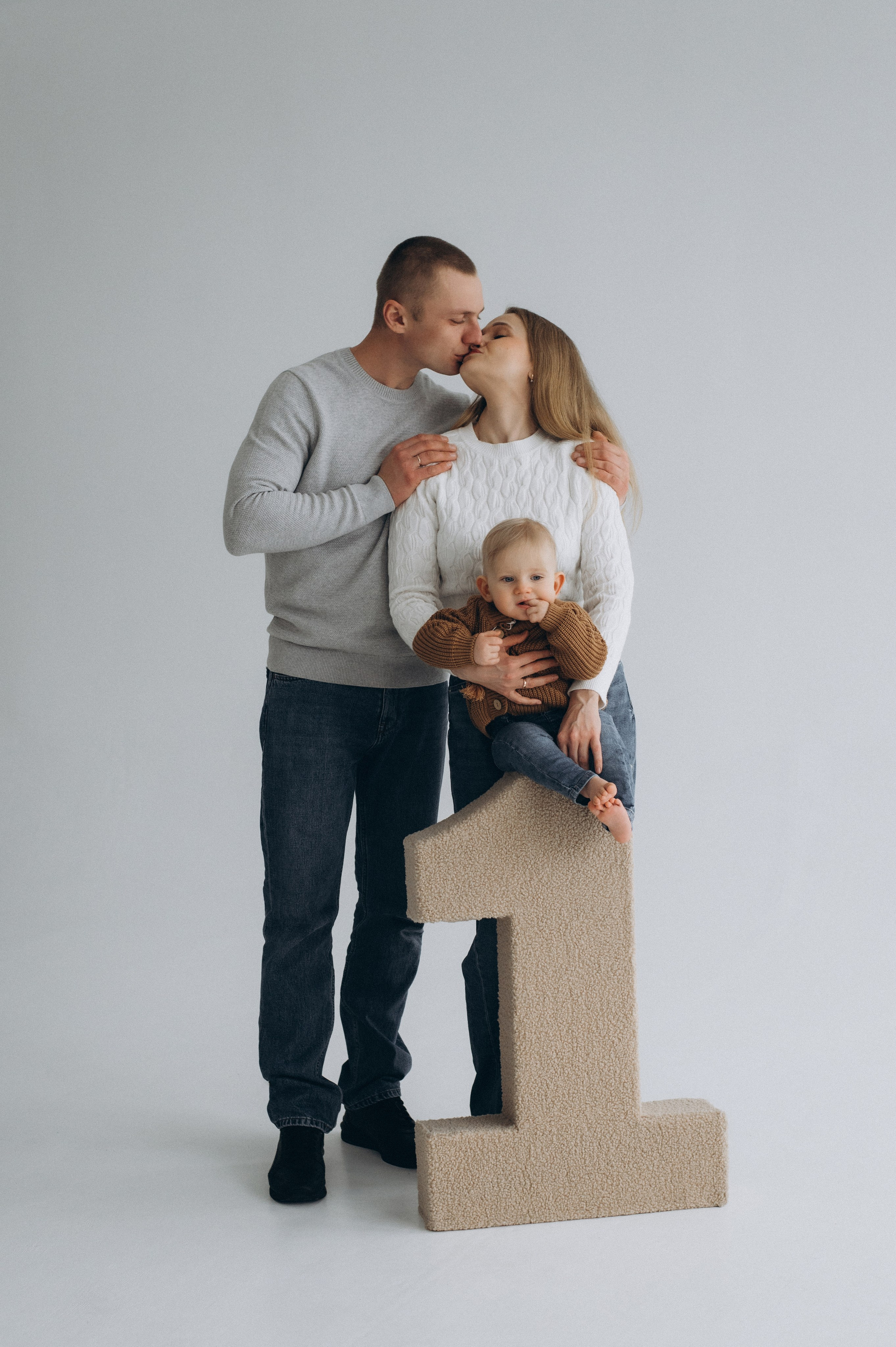 Зйомка дня народження дитини, фотосесія 1 рік Тернопіль, сімейний фотограф Тернопіль, сімейна фотосесія Тернопіль, перший тортик малюка. Сімейний, дитячий та індивідуальний фотограф в м. Тернопіль, м. Львів