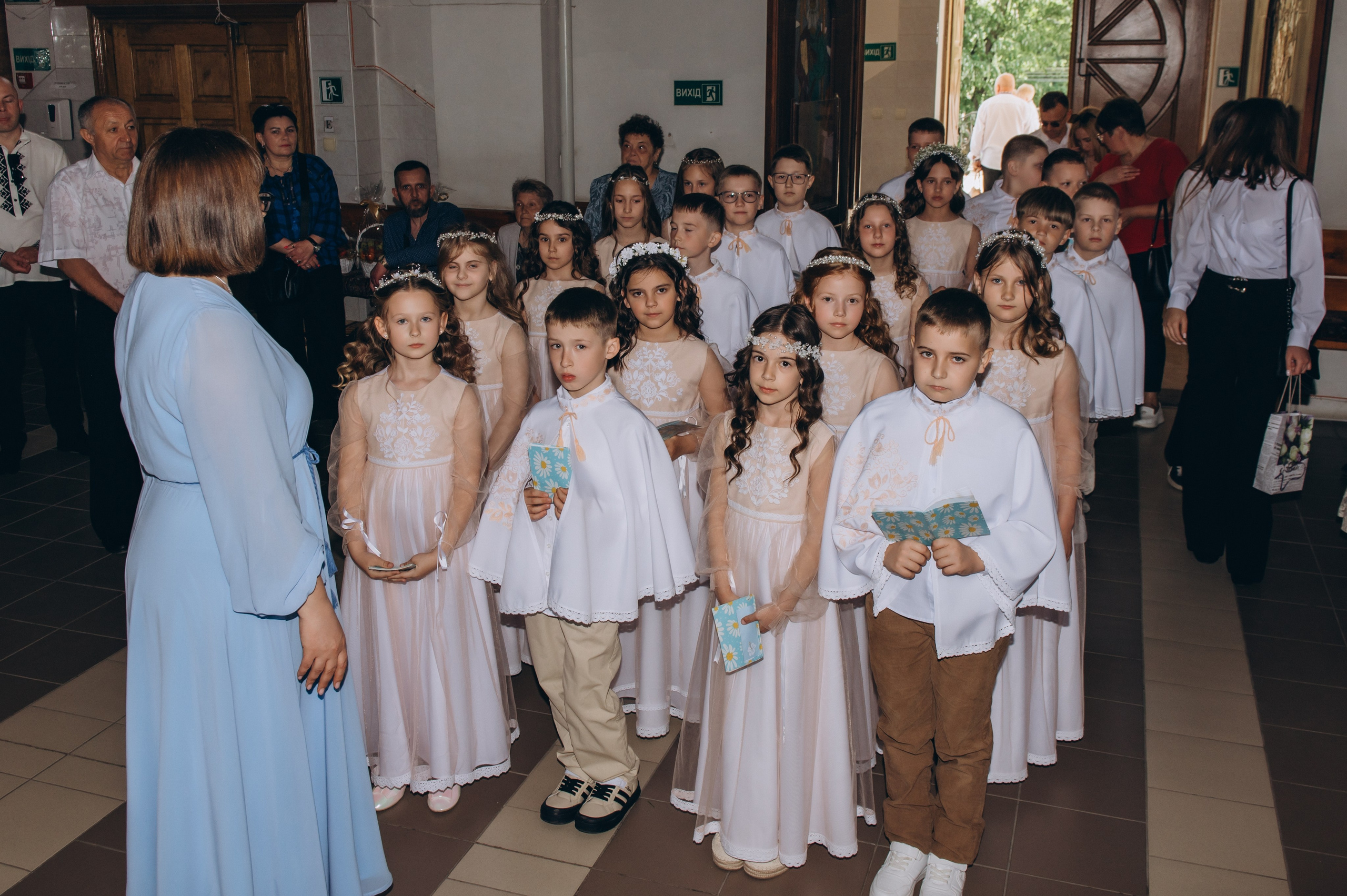 Фотосесія Причастя Тернопіль церква Св Михаїла, фотограф на Причастя Тернопіль, фотосесія Літургії Причастя Тернопіль. Сімейний, дитячий та індивідуальний фотограф в м. Тернопіль, м. Львів
