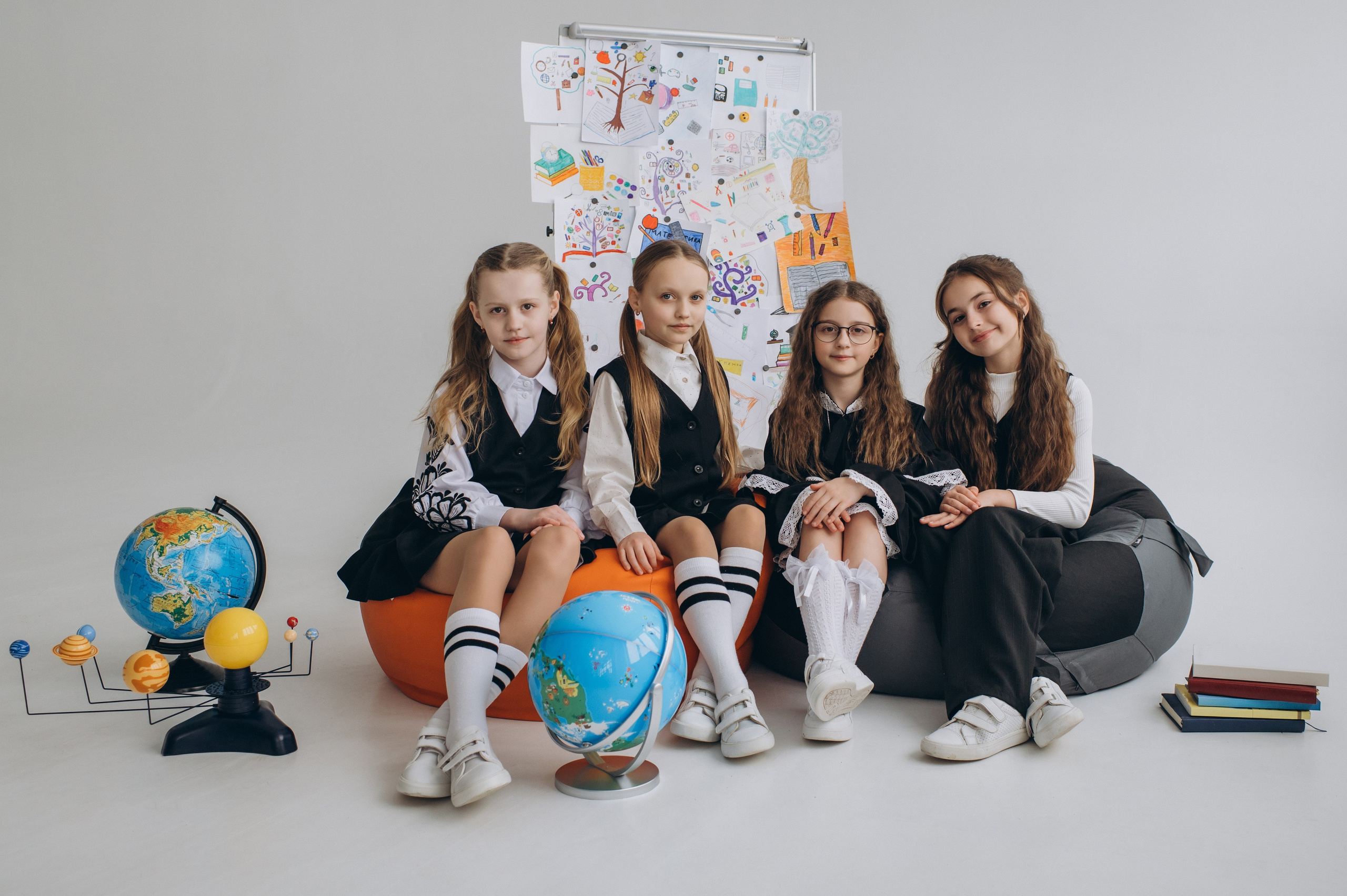 Фотосесія школярів у студії на шкільні фотоальбоми віньєтки Тернопіль, фотосесія випускників Тернопіль, шкільні фотокниги Тернопіль. Сімейний, дитячий та індивідуальний фотограф в м. Тернопіль, м. Львів