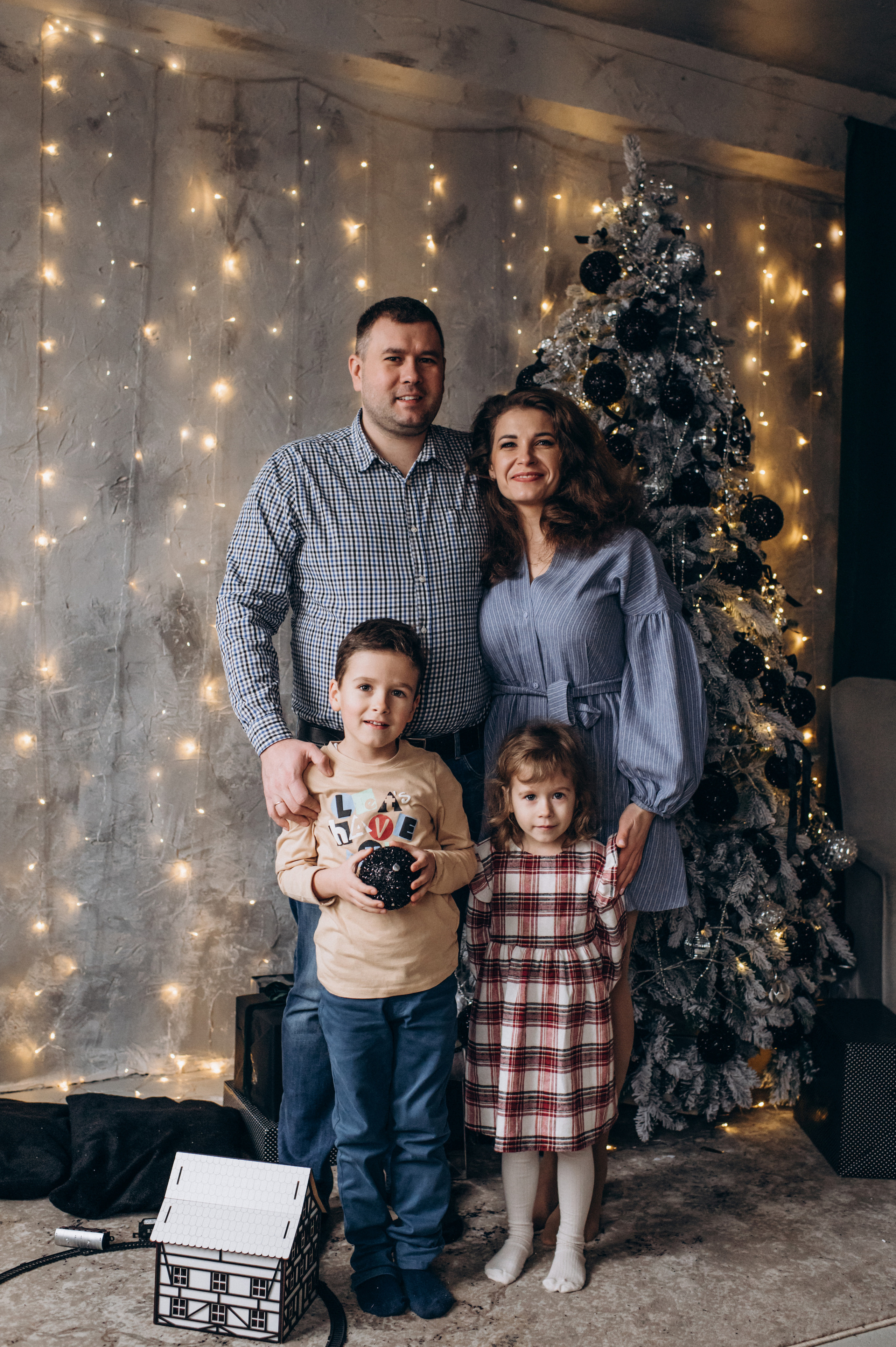 Новорічна сімейна зйомка у студії. Сімейний, дитячий та індивідуальний фотограф в м. Тернопіль, м. Львів