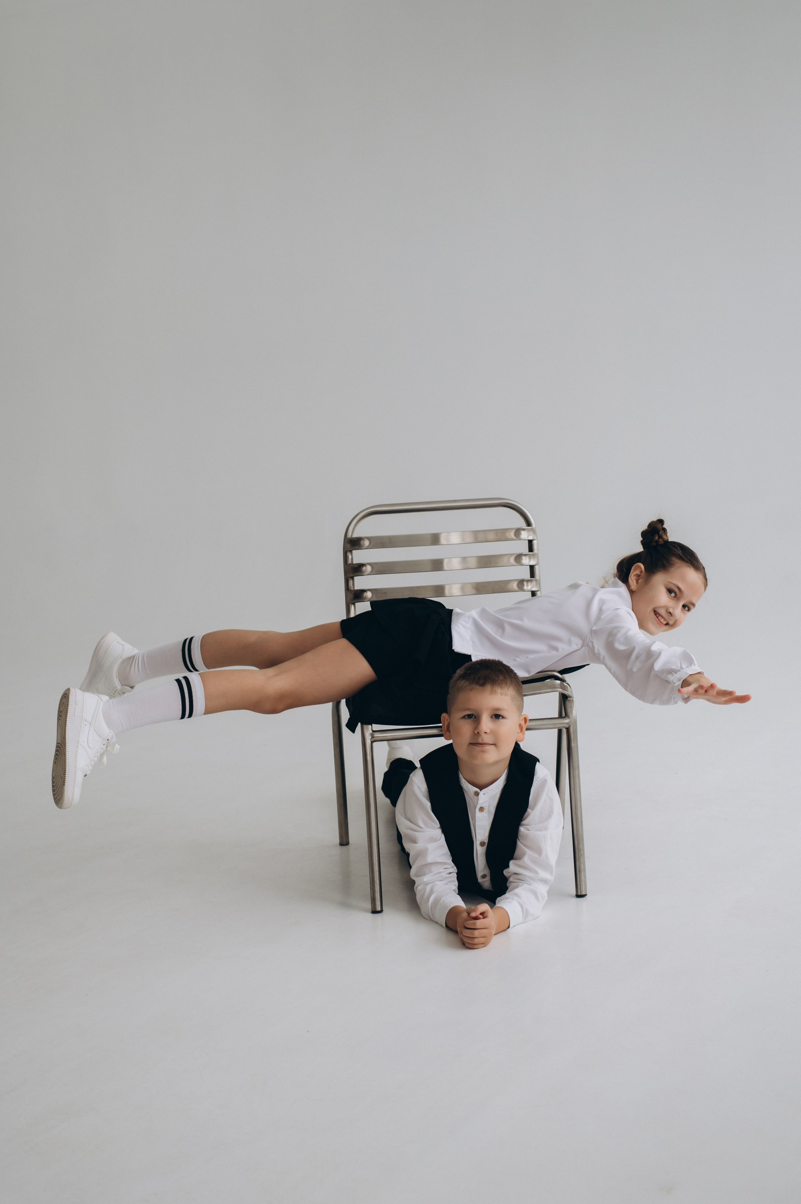 Фотосесія школярів у студії на шкільні фотоальбоми віньєтки Тернопіль, фотосесія випускників Тернопіль, шкільні фотокниги Тернопіль. Сімейний, дитячий та індивідуальний фотограф в м. Тернопіль, м. Львів