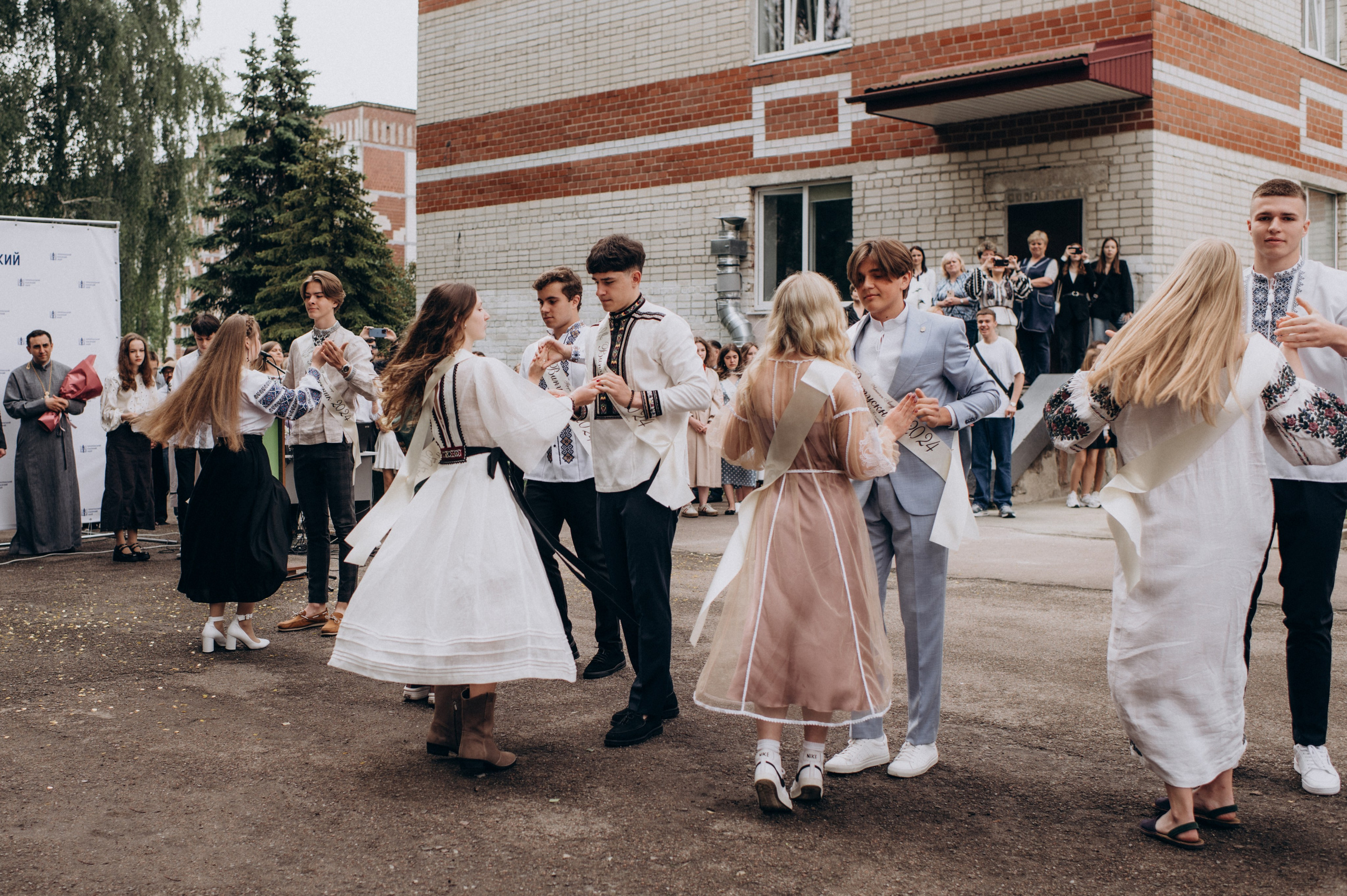 Фотосесія останнього дзвоника, фотосесія випускників Тернопіль, випускний 2024. Сімейний, дитячий та індивідуальний фотограф в м. Тернопіль, м. Львів