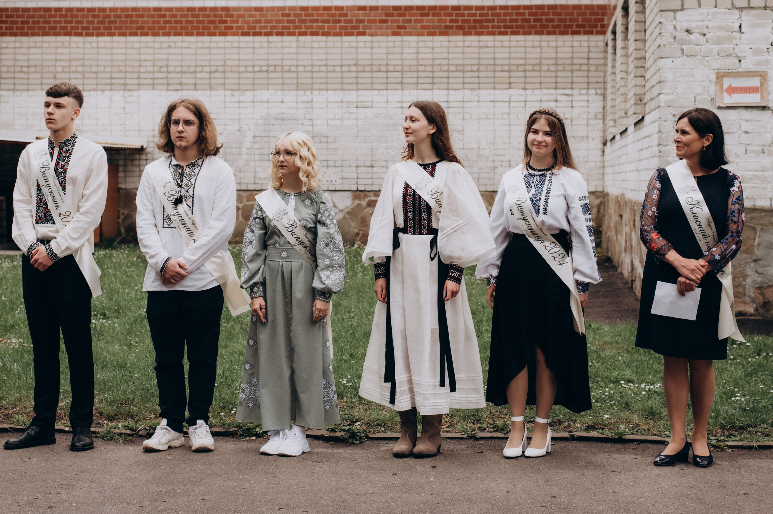 Фотосесія останнього дзвоника, фотосесія випускників Тернопіль, випускний 2024. Сімейний, дитячий та індивідуальний фотограф в м. Тернопіль, м. Львів