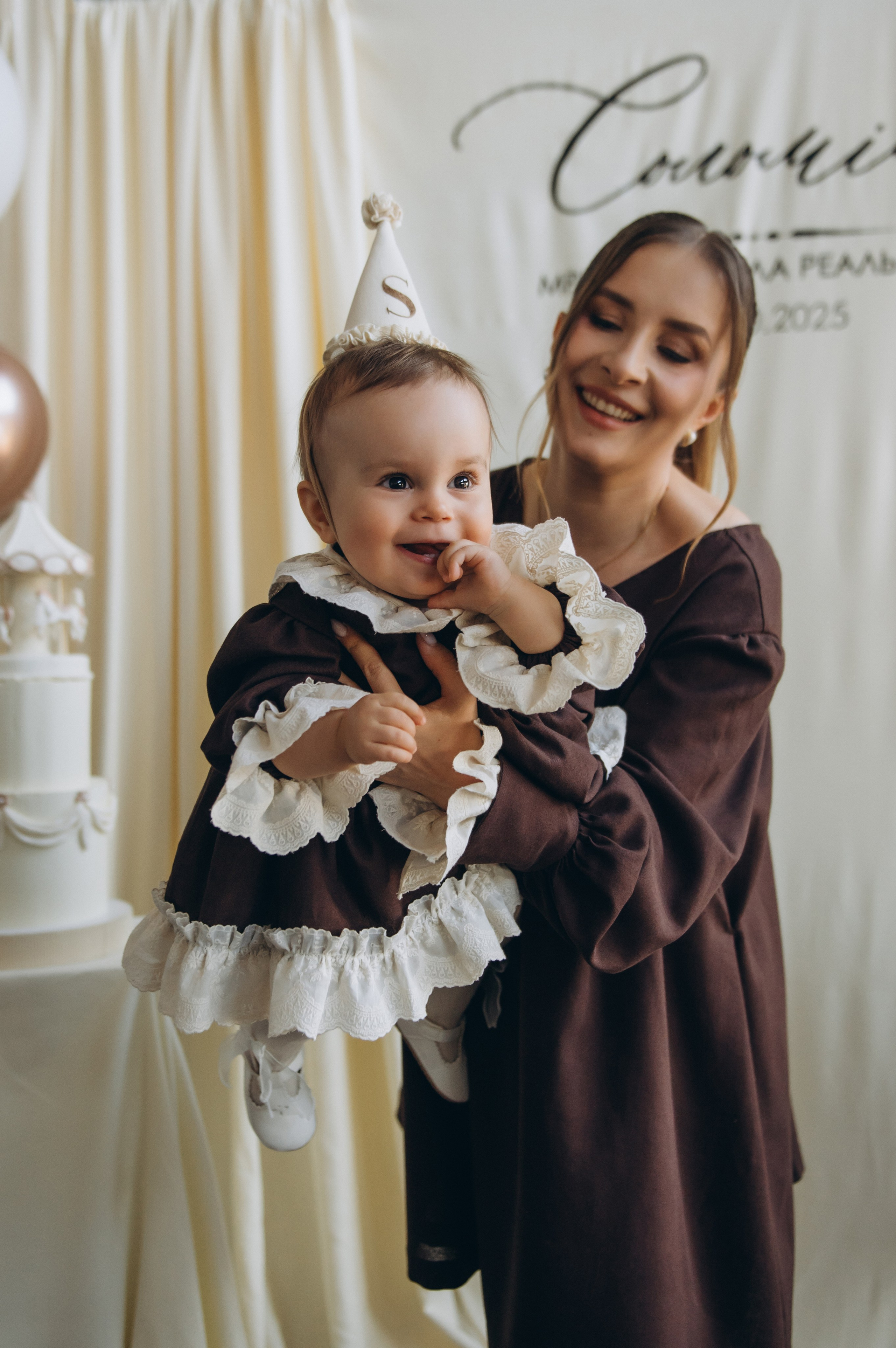 Ніжні сімейні фотографії дитини з мамою на перший рочок.