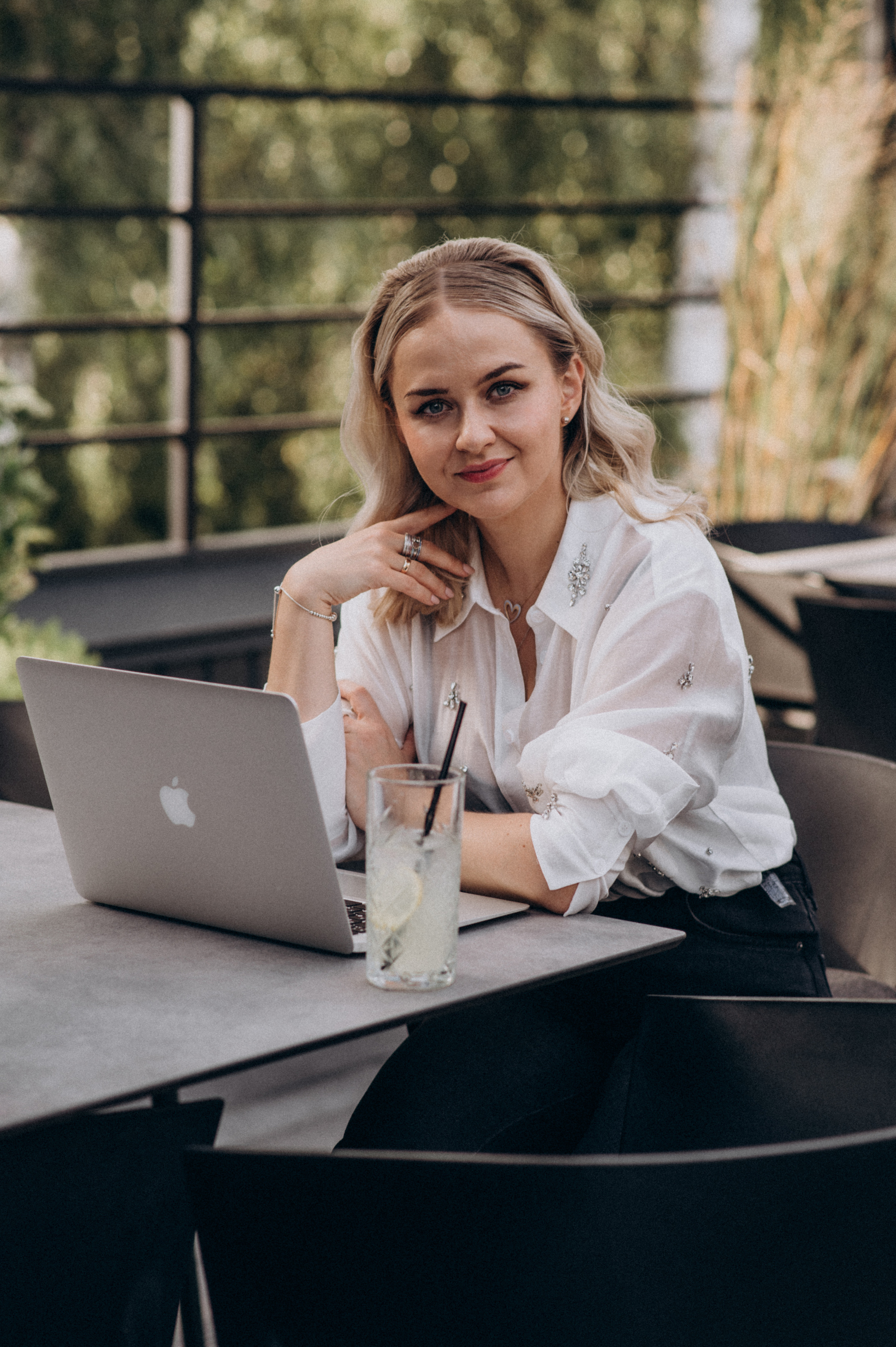 Індивідуальна контент зйомка фотосесія у кавярні кафе. Сімейний, дитячий та індивідуальний фотограф в м. Тернопіль, м. Львів