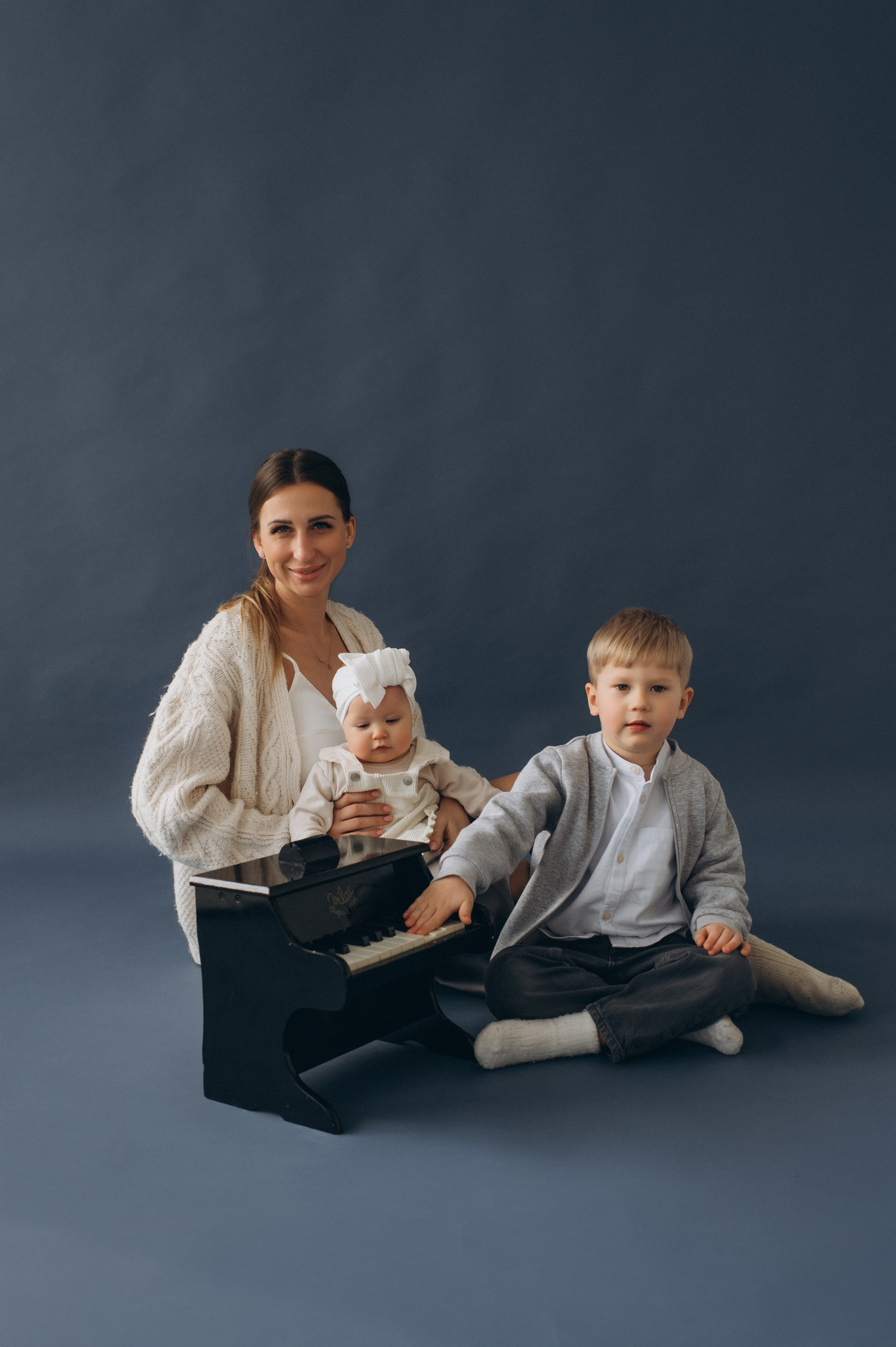 Перший тортик малюка Тернопіль, зйомка дня народження, сімейний фотограф Тернопіль, cakesmash, сімейна фотосесія у студії Тернопіль. Сімейний, дитячий та індивідуальний фотограф в м. Тернопіль, м. Львів