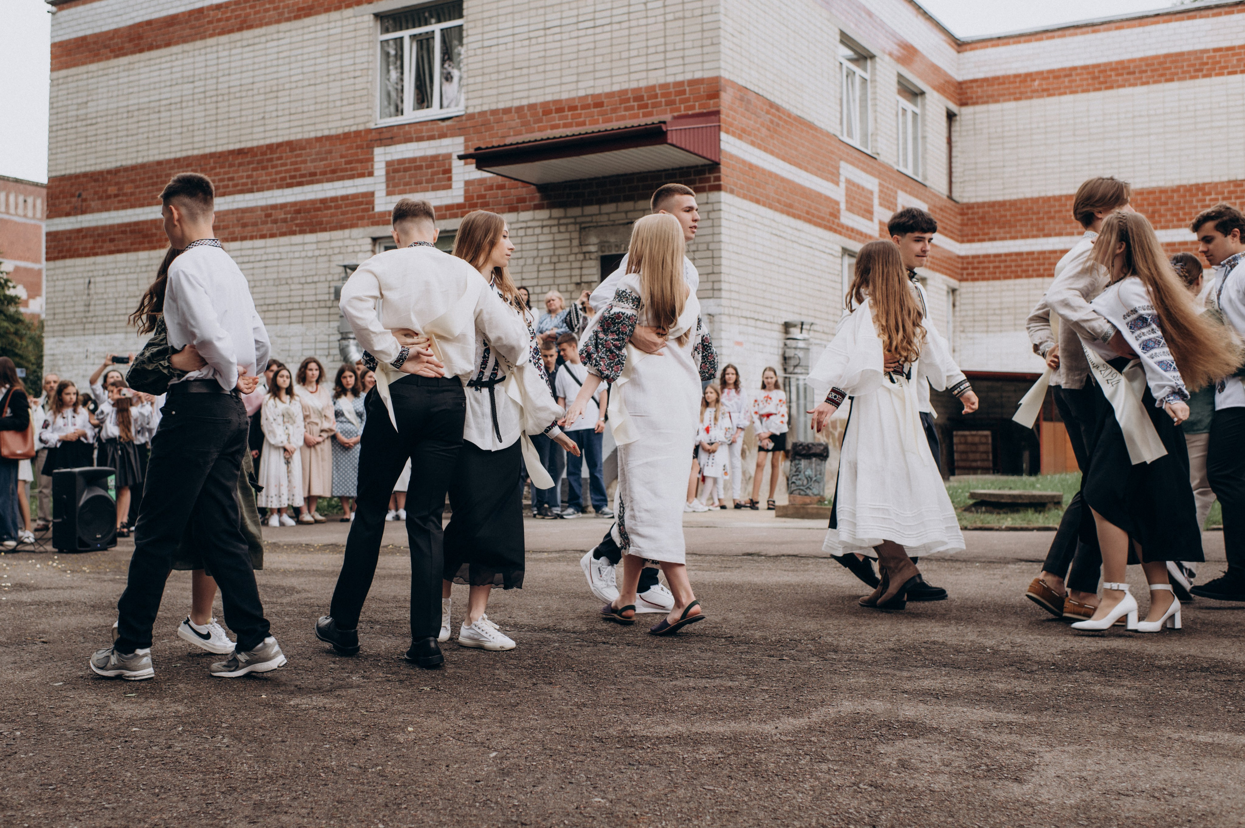 Фотосесія останнього дзвоника, фотосесія випускників Тернопіль, випускний 2024. Сімейний, дитячий та індивідуальний фотограф в м. Тернопіль, м. Львів