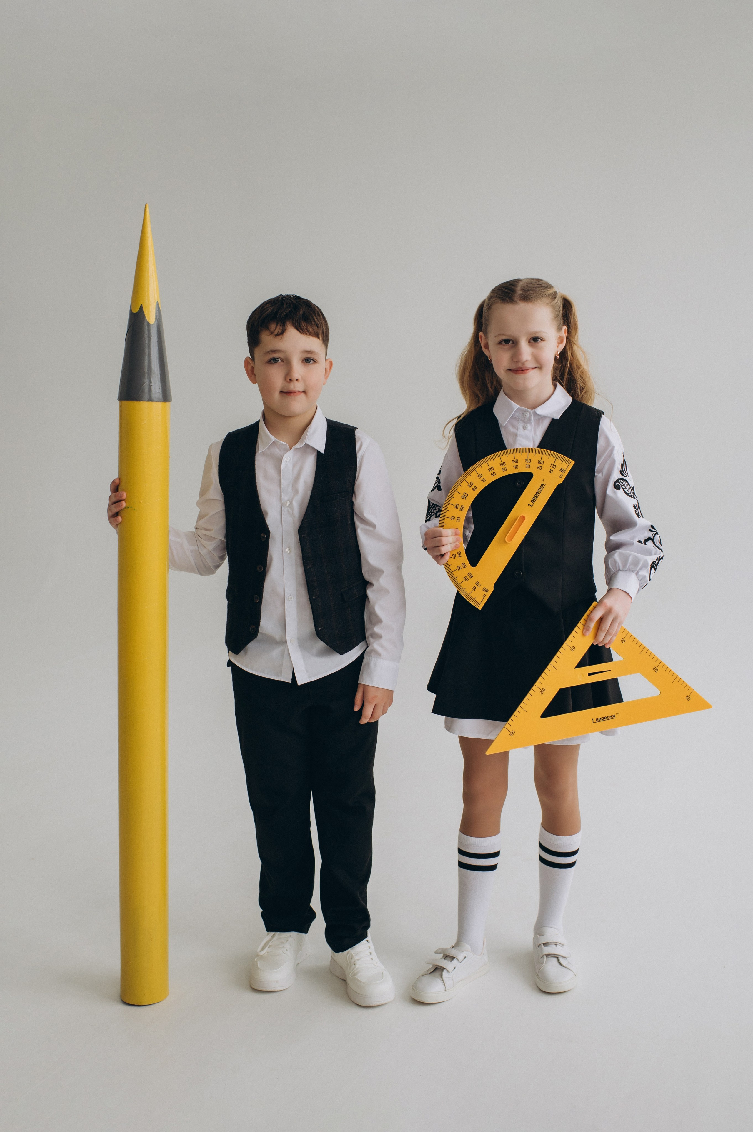 Фотосесія школярів у студії на шкільні фотоальбоми віньєтки Тернопіль, фотосесія випускників Тернопіль, шкільні фотокниги Тернопіль. Сімейний, дитячий та індивідуальний фотограф в м. Тернопіль, м. Львів