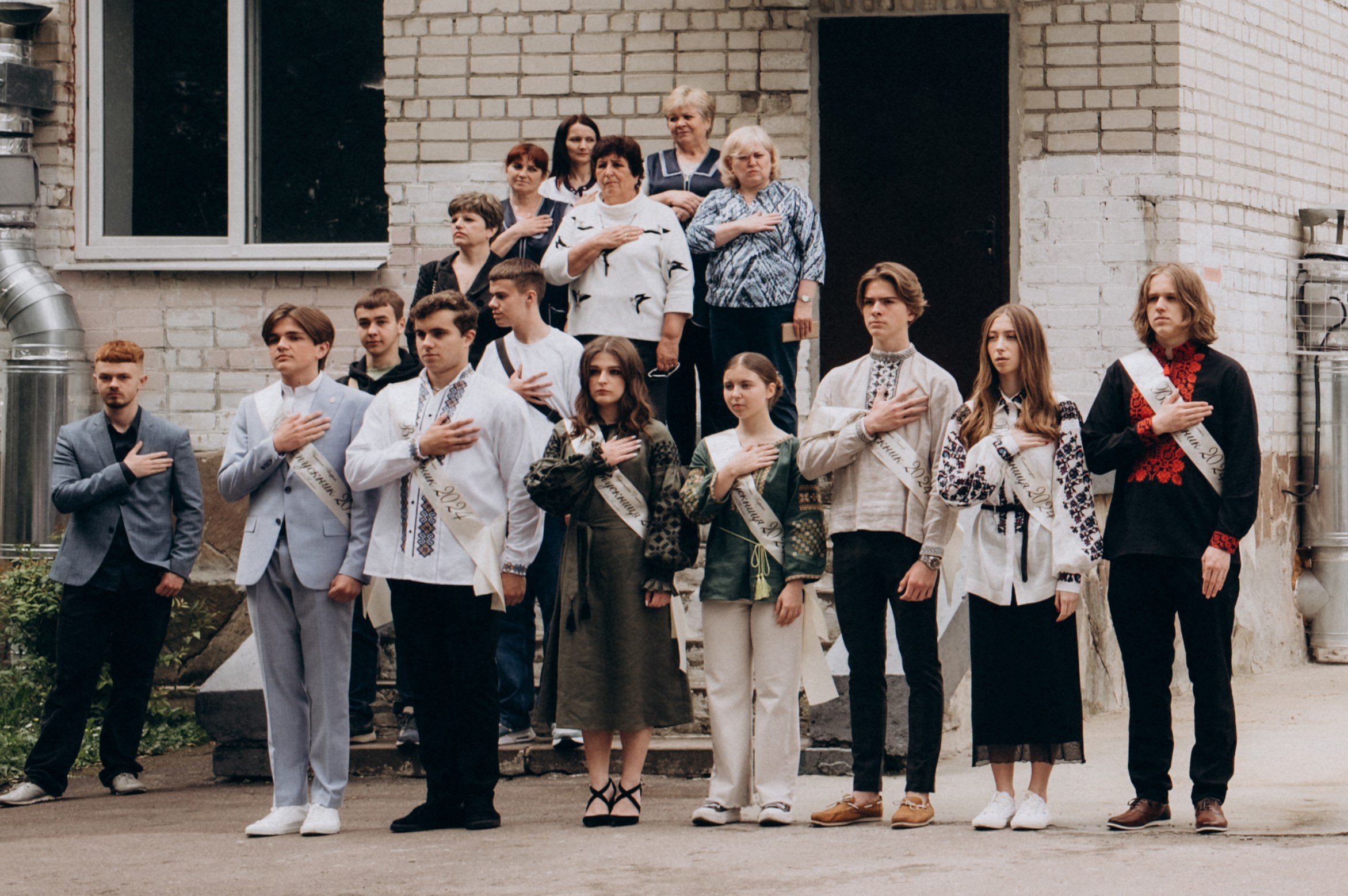 Фотосесія останнього дзвоника, фотосесія випускників Тернопіль, випускний 2024. Сімейний, дитячий та індивідуальний фотограф в м. Тернопіль, м. Львів