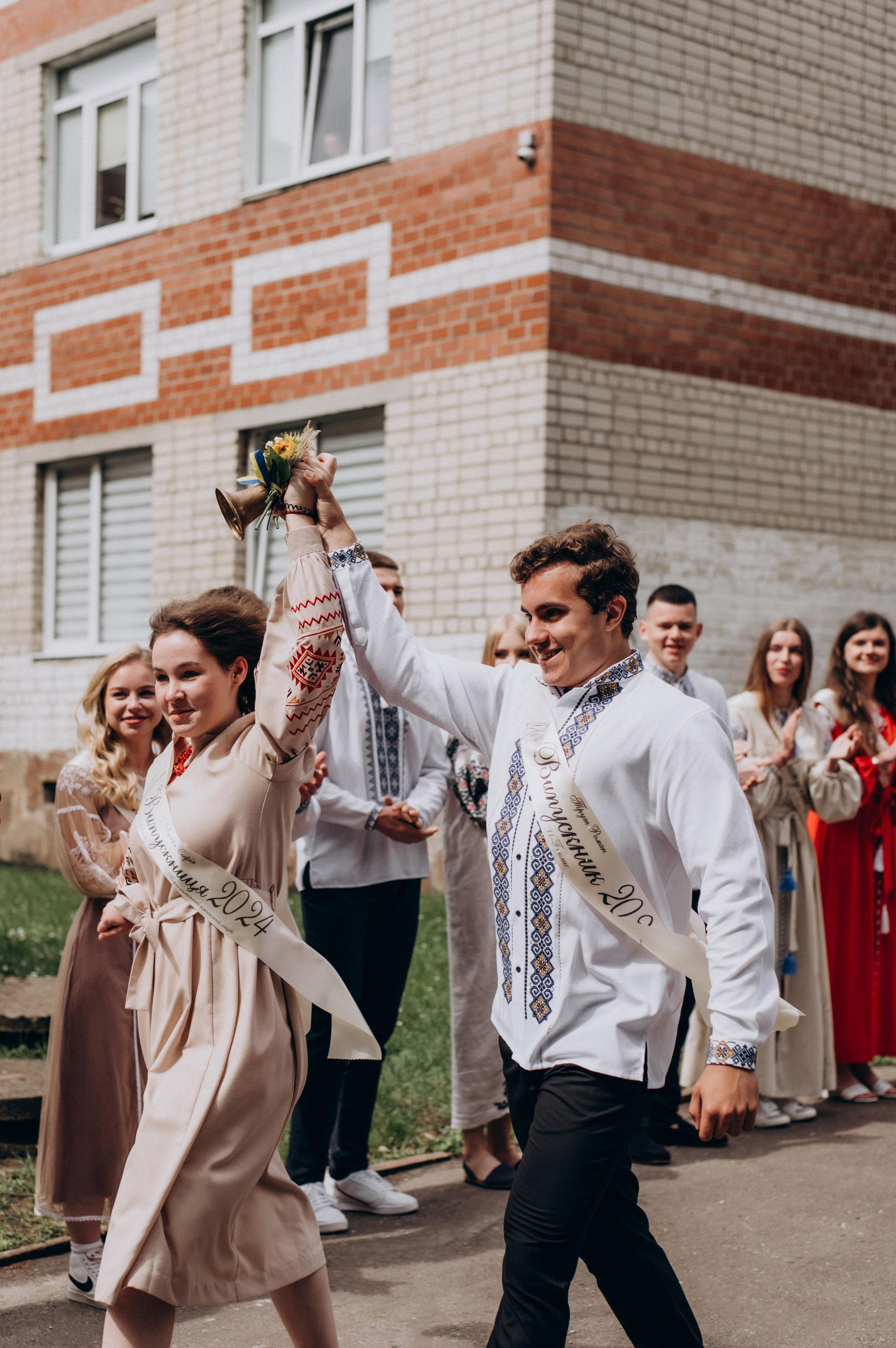 Фотосесія останнього дзвоника, фотосесія випускників Тернопіль, випускний 2024. Сімейний, дитячий та індивідуальний фотограф в м. Тернопіль, м. Львів